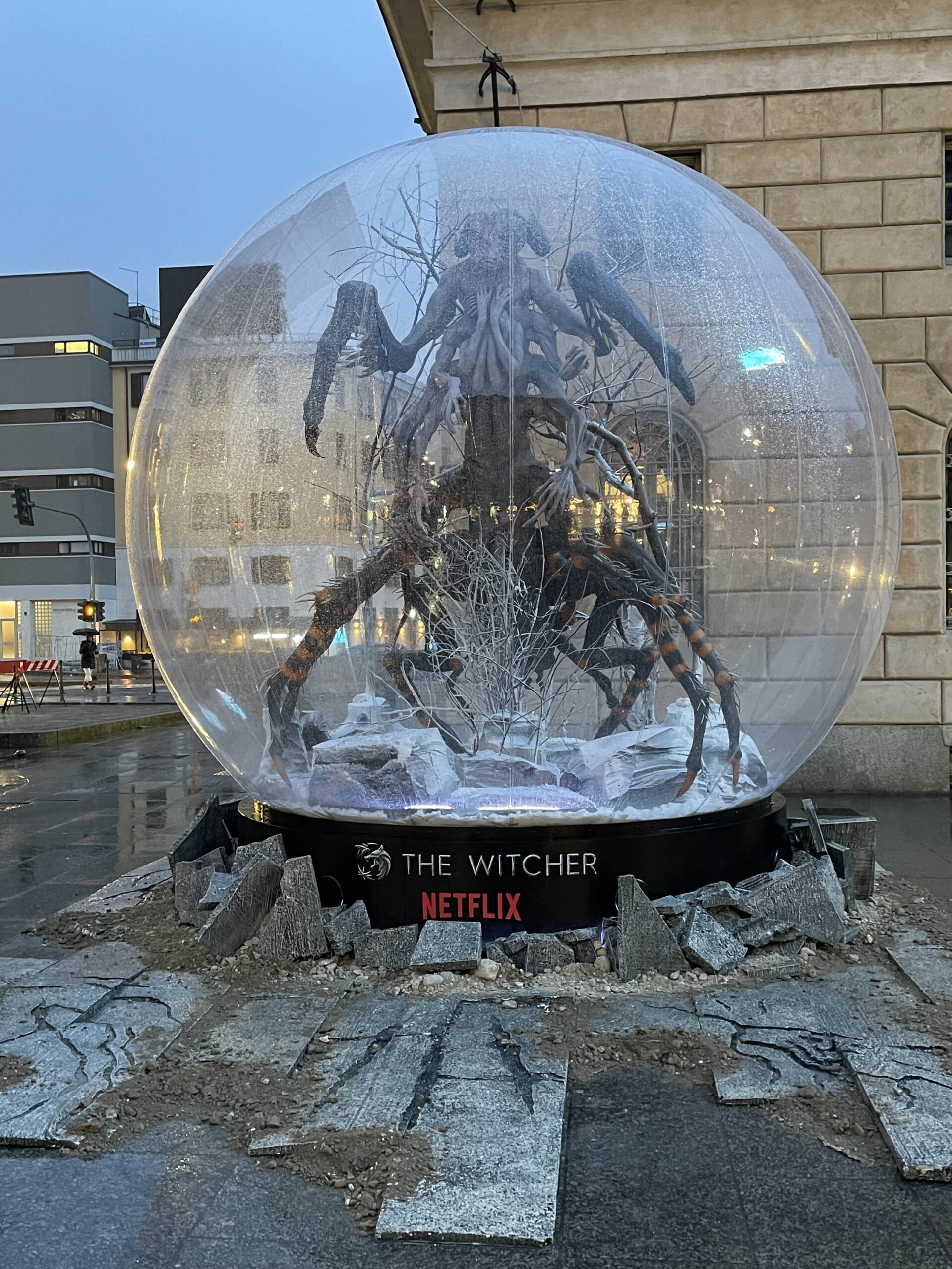 The Witcher, replica del mostruoso Miriapode a Milano [credit: courtesy of Netflix]