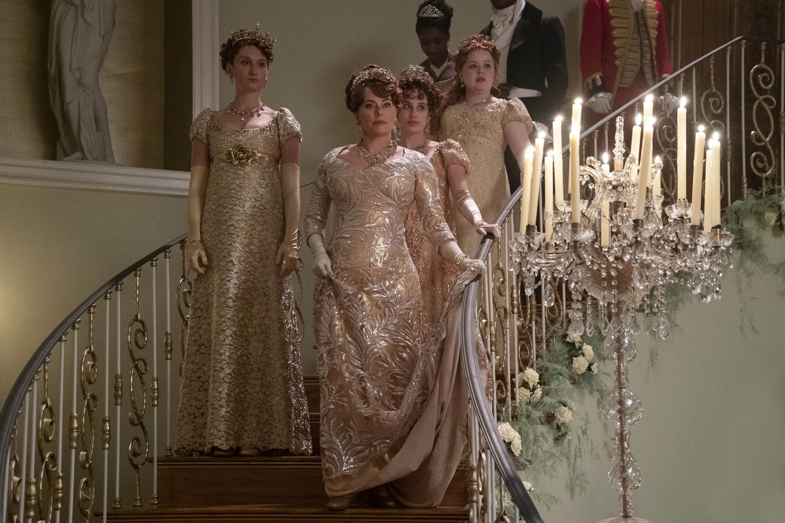 (S-D) Bessie Carter come Prudence Featherington, Polly Walker come Lady Portia Featherington, Harriet Cains come Philipa Featherington, Nicola Coughlan come Penelope Featherington in Bridgerton 2x01 [credit: Liam Daniel/Netflix; Copyright 2022 Netflix, Inc.]