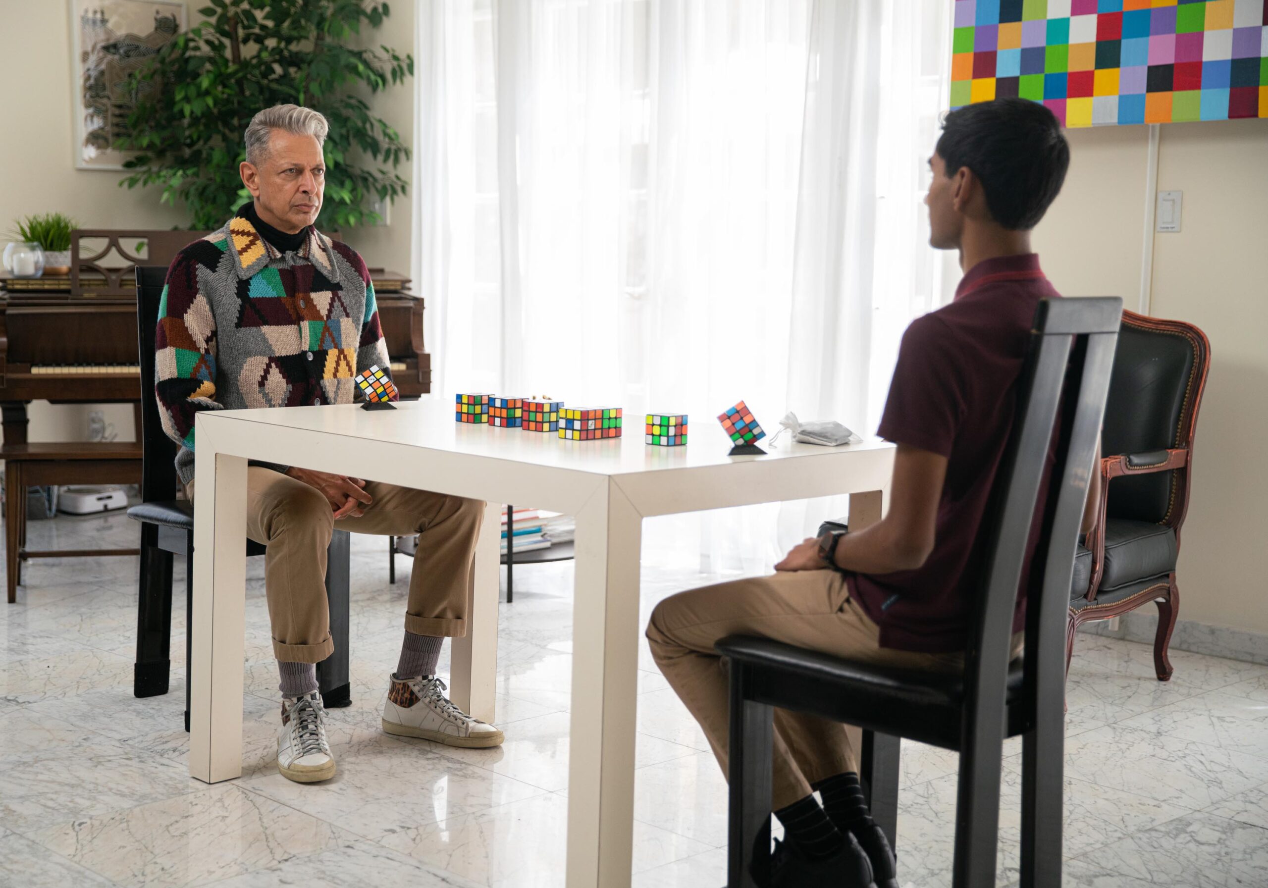 Los Angeles, CA - Jeff Goldblum al fianco del maestro del Cubo di Rubik e di diversi Cubi di Rubik [credit: National Geographic]