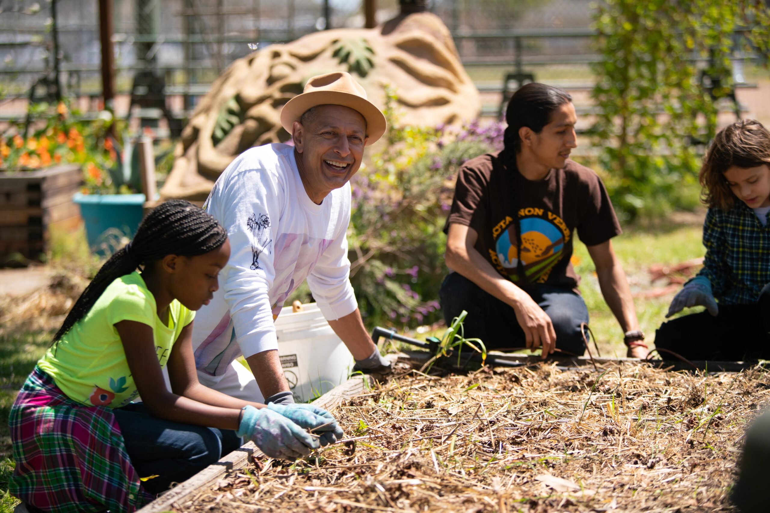 Oakland, CA - Jeff Goldblum al Urban Garden. [credit: National Geographic]