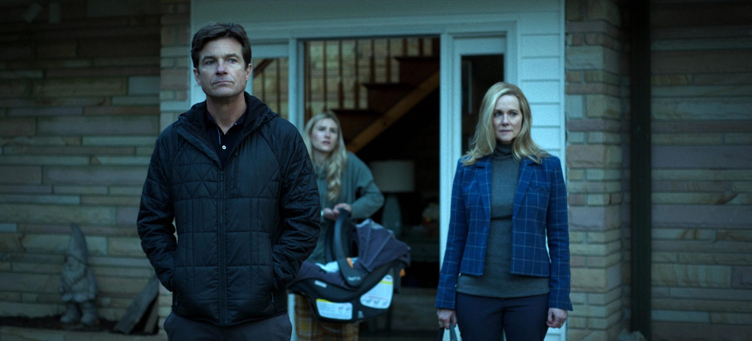 (S-D) Jason Bateman come Martin 'Marty' Byrde, Sofia Hublitz come Charlotte Byrde, Laura Linney come Wendy Byrde in Ozark 4x02 [credit: courtesy of Netflix]