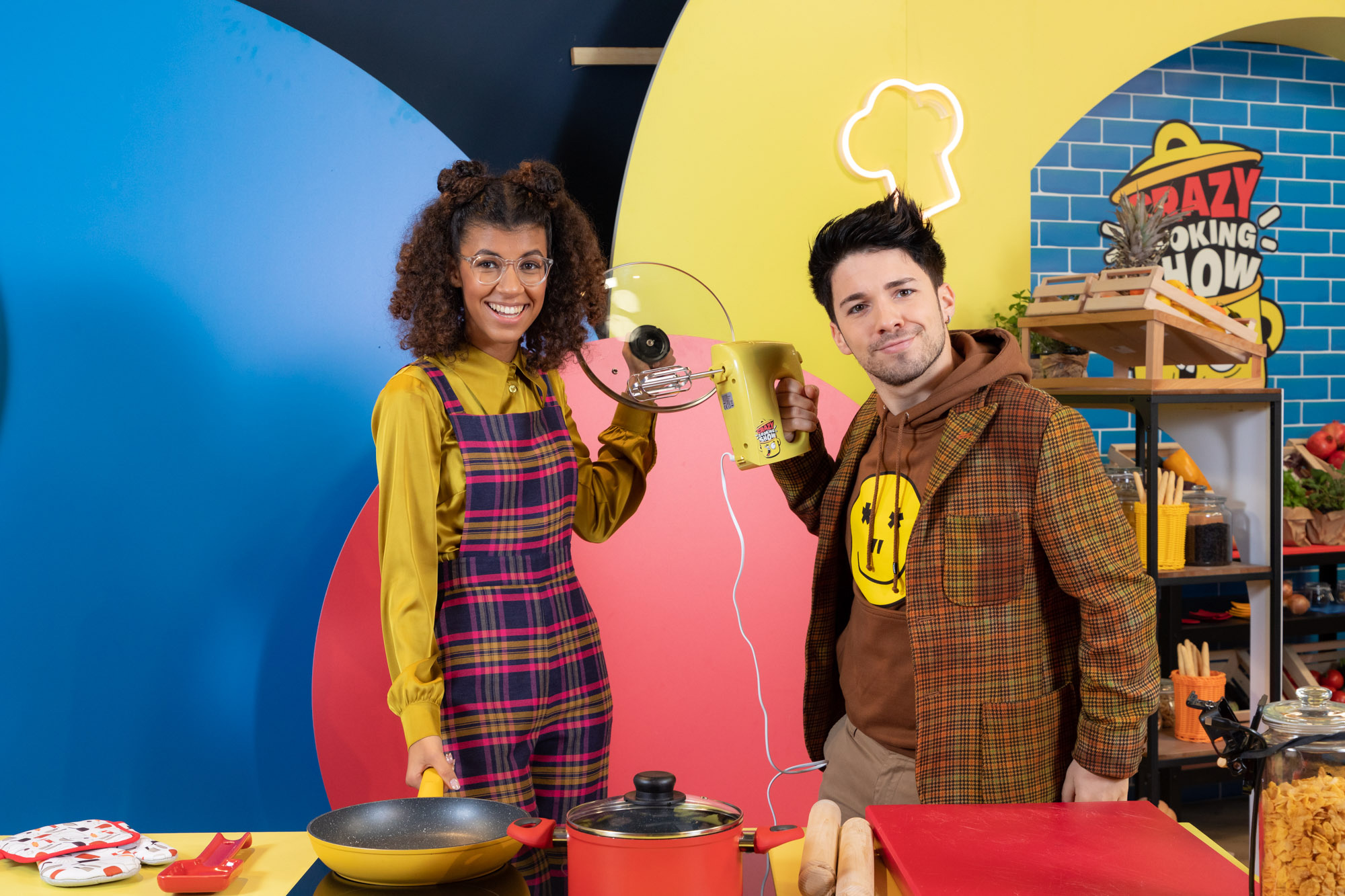 Matteo Pelusi e Aisha Ben Thabet sul set di 'Crazy Cooking Show' [credit: foto di Andrea Pisapia; courtesy of Boing]