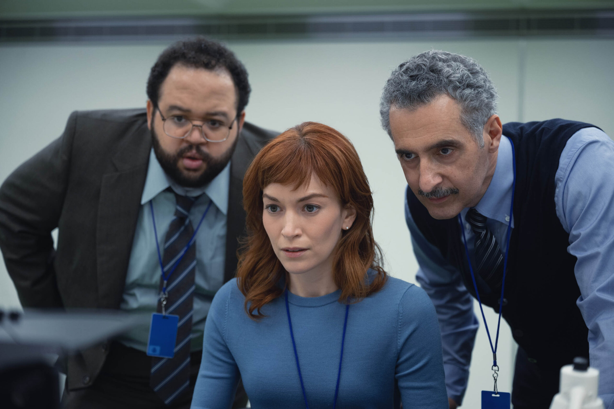 Zach Cherry, Britt Lower e John Turturro in Scissione 1x02 [credit: Wilson Webb; courtesy of Apple]