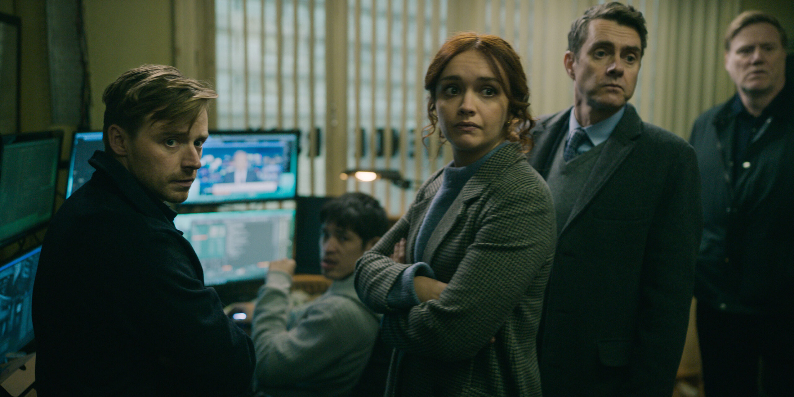Jack Lowden, Christopher Chung, Olivia Cooke e Paul Higgins in Slow Horses 1x01 [credit: courtesy of Apple]
