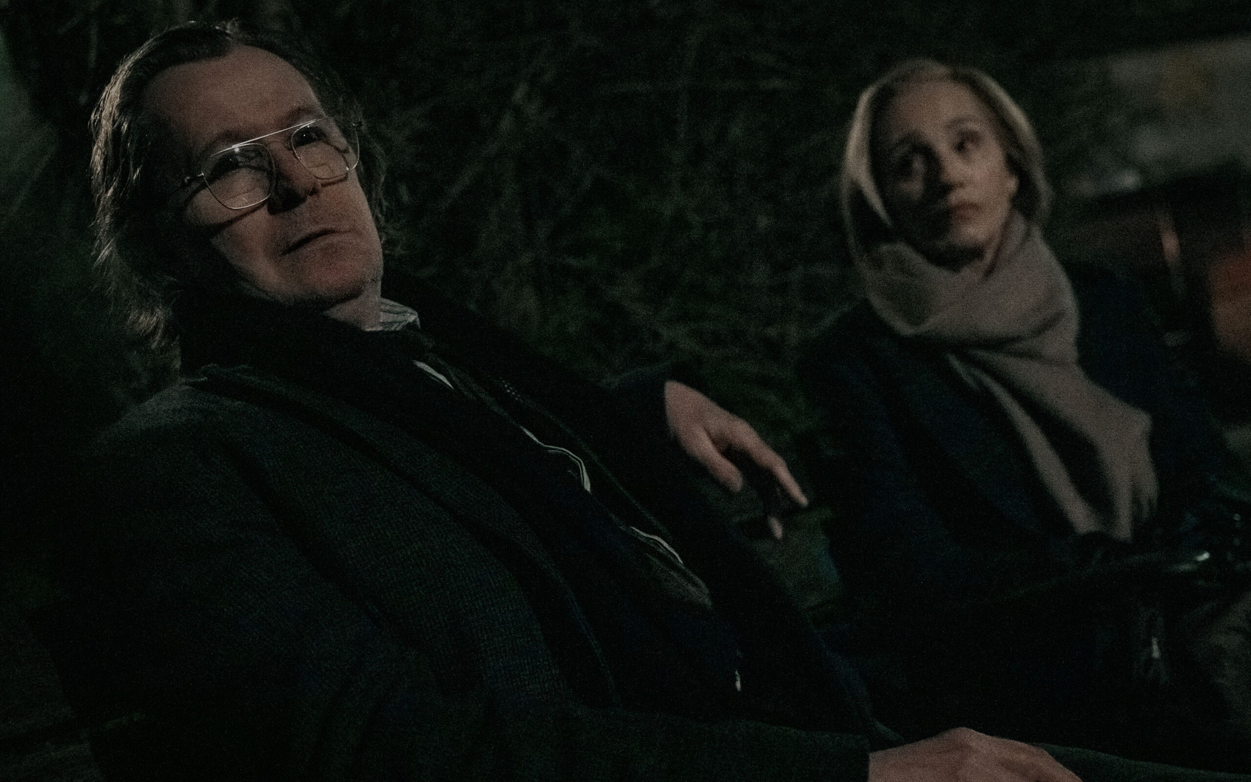 Gary Oldman e Kristin Scott Thomas in Slow Horses 1x03 [credit: Jack English; courtesy of Apple]