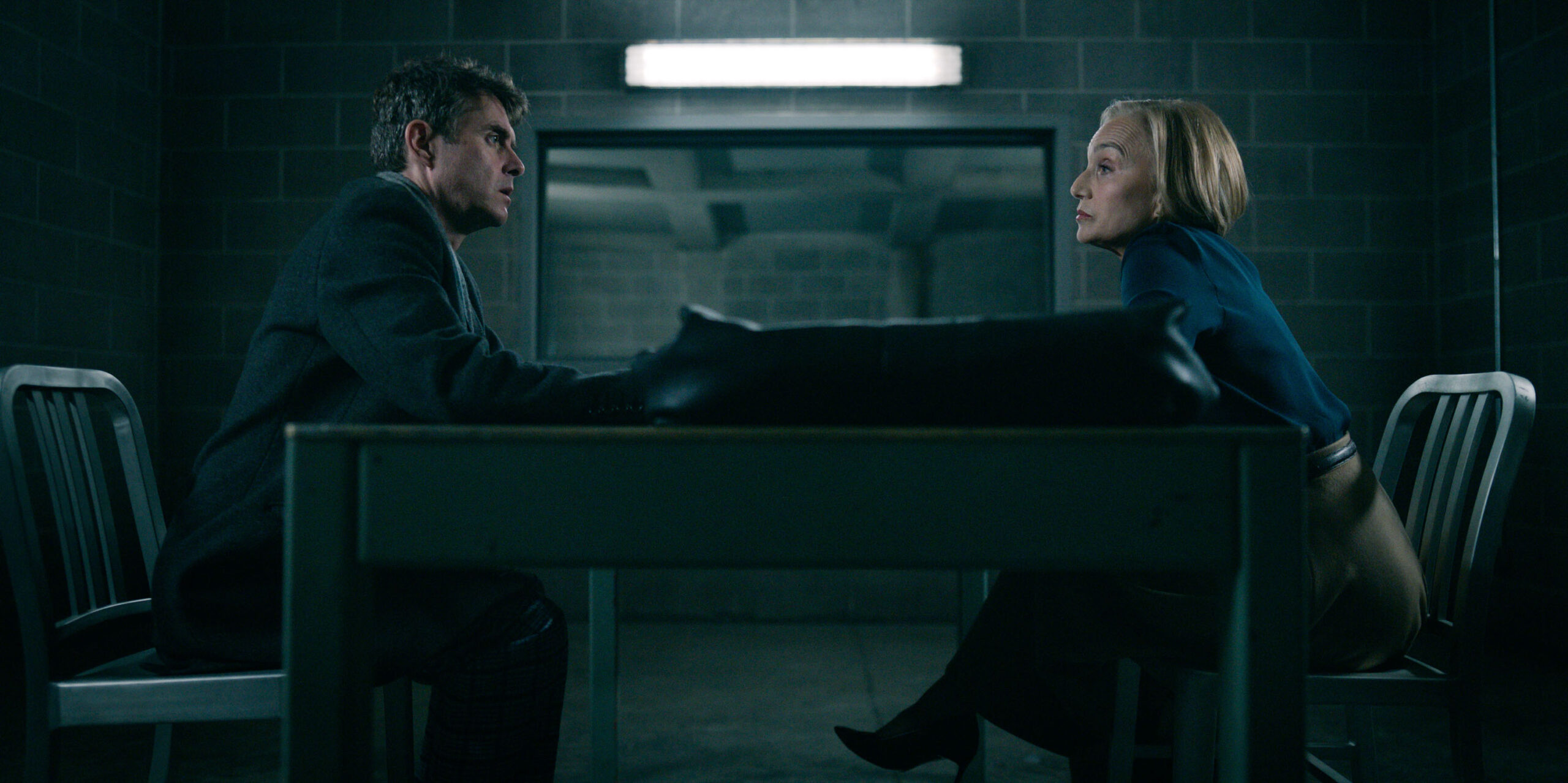 Kristin Scott Thomas e Paul Higgins in Slow Horses 1x04 [credit: courtesy of Apple]