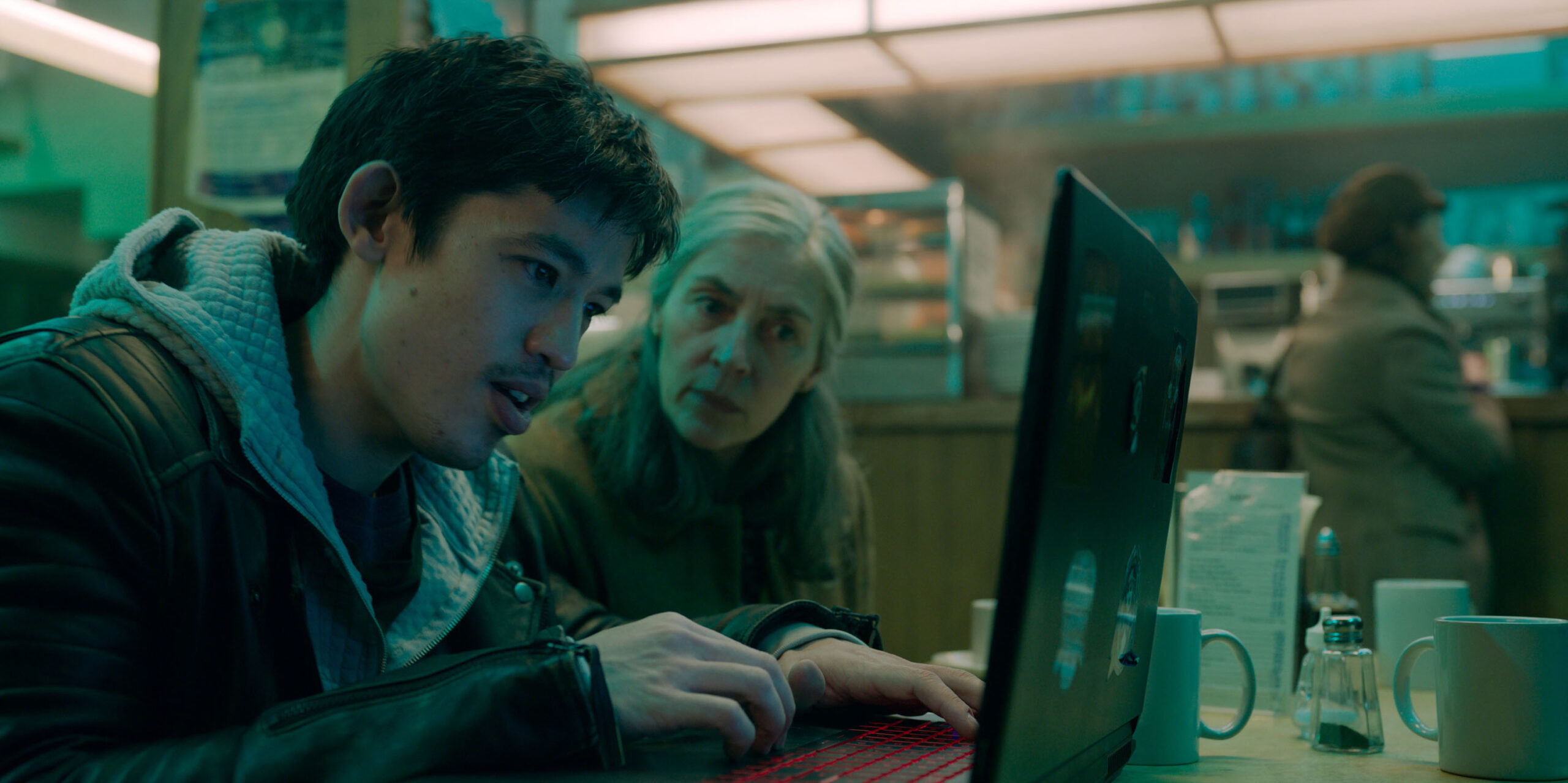 Christopher Chung e Saskia Reeves in Slow Horses 1x05 [credit: courtesy of Apple]