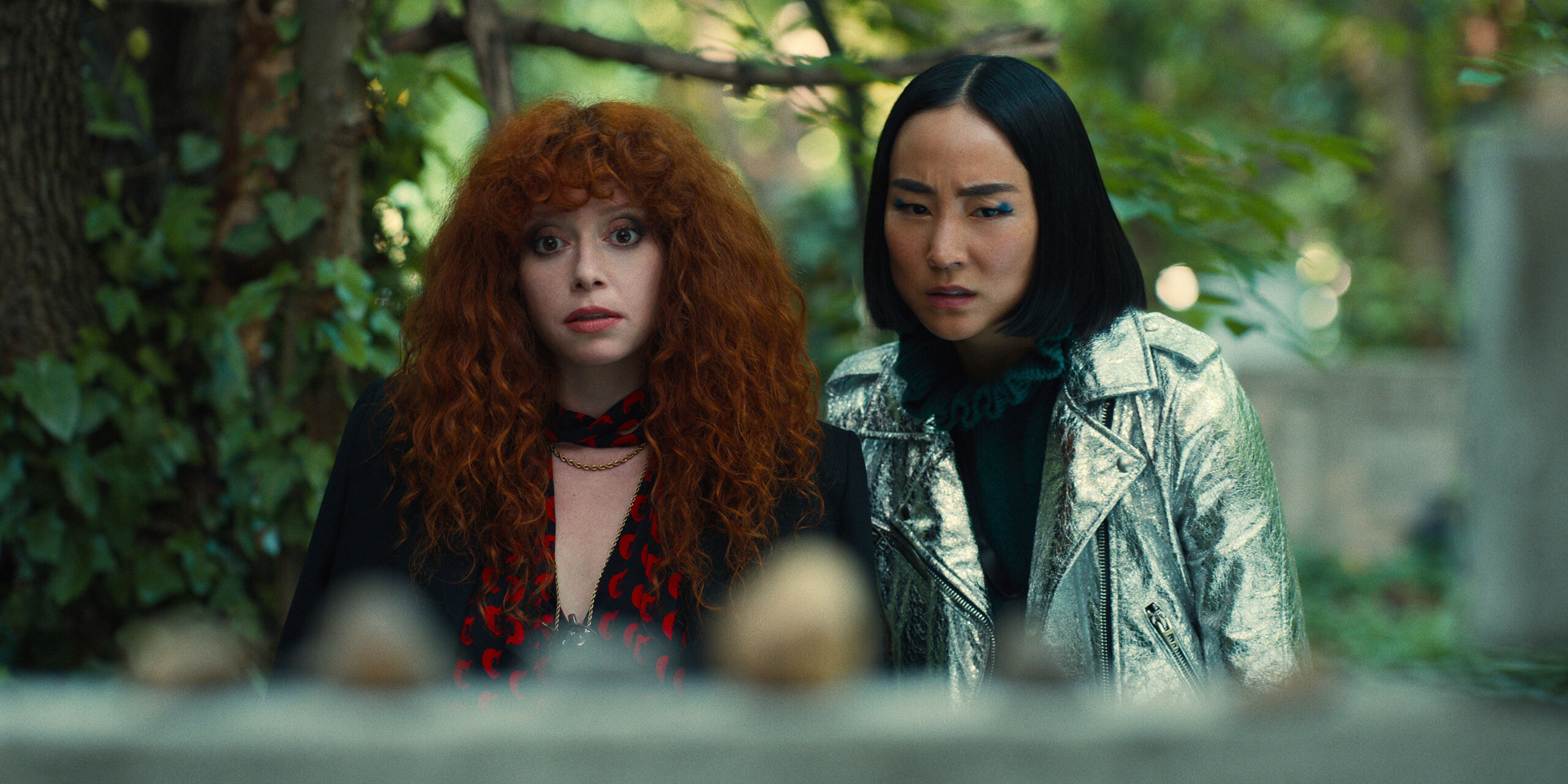 Natasha Lyonne come Nadia Vulvokov, Greta Lee come Maxine in Russian Doll 2x04 [credit: Copyright 2022 Netflix; courtesy of Netflix]