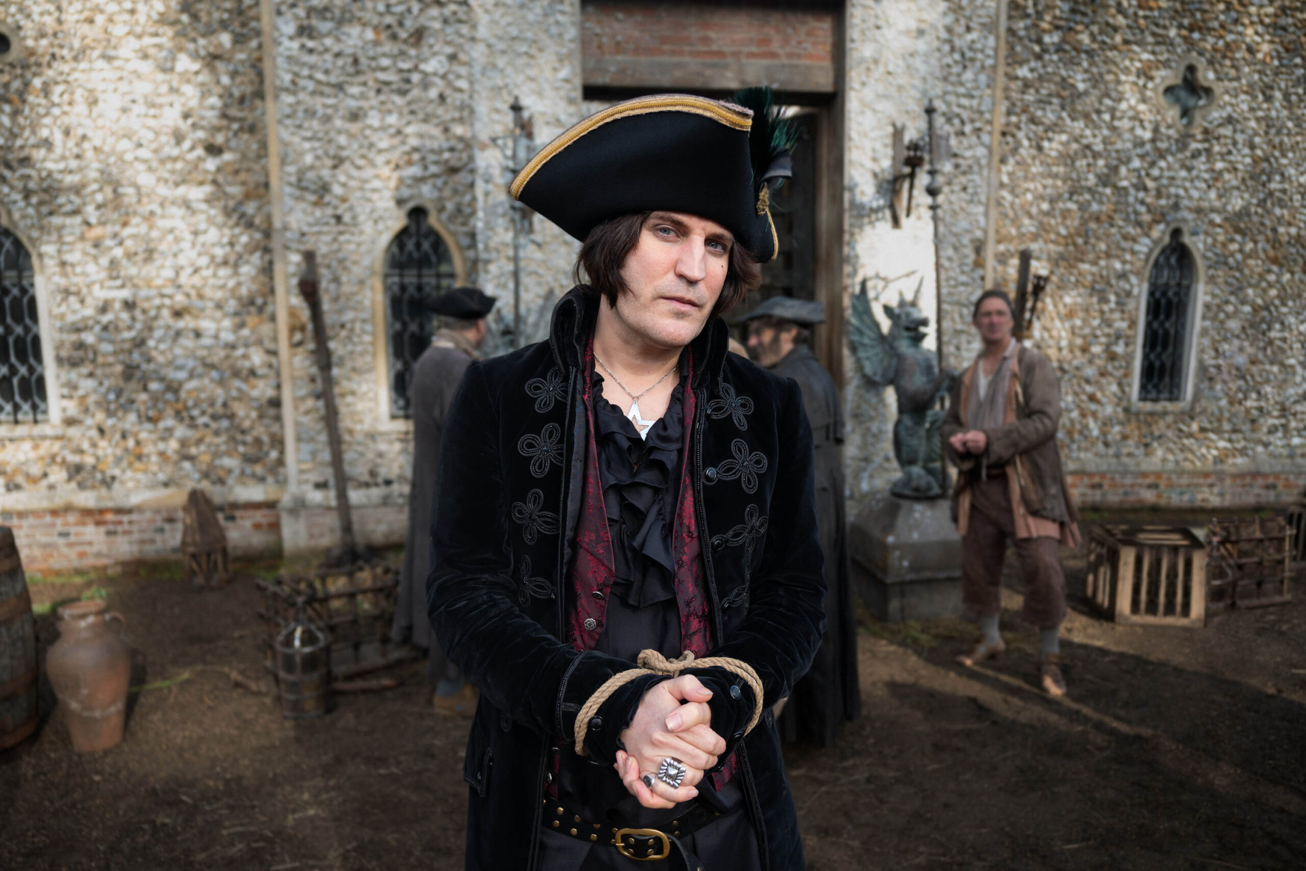 Noel Fielding protagonista di una nuova serie comedy-adventure in arrivo su Apple TV Plus [credit: Joseph Lynn; courtesy of Apple]