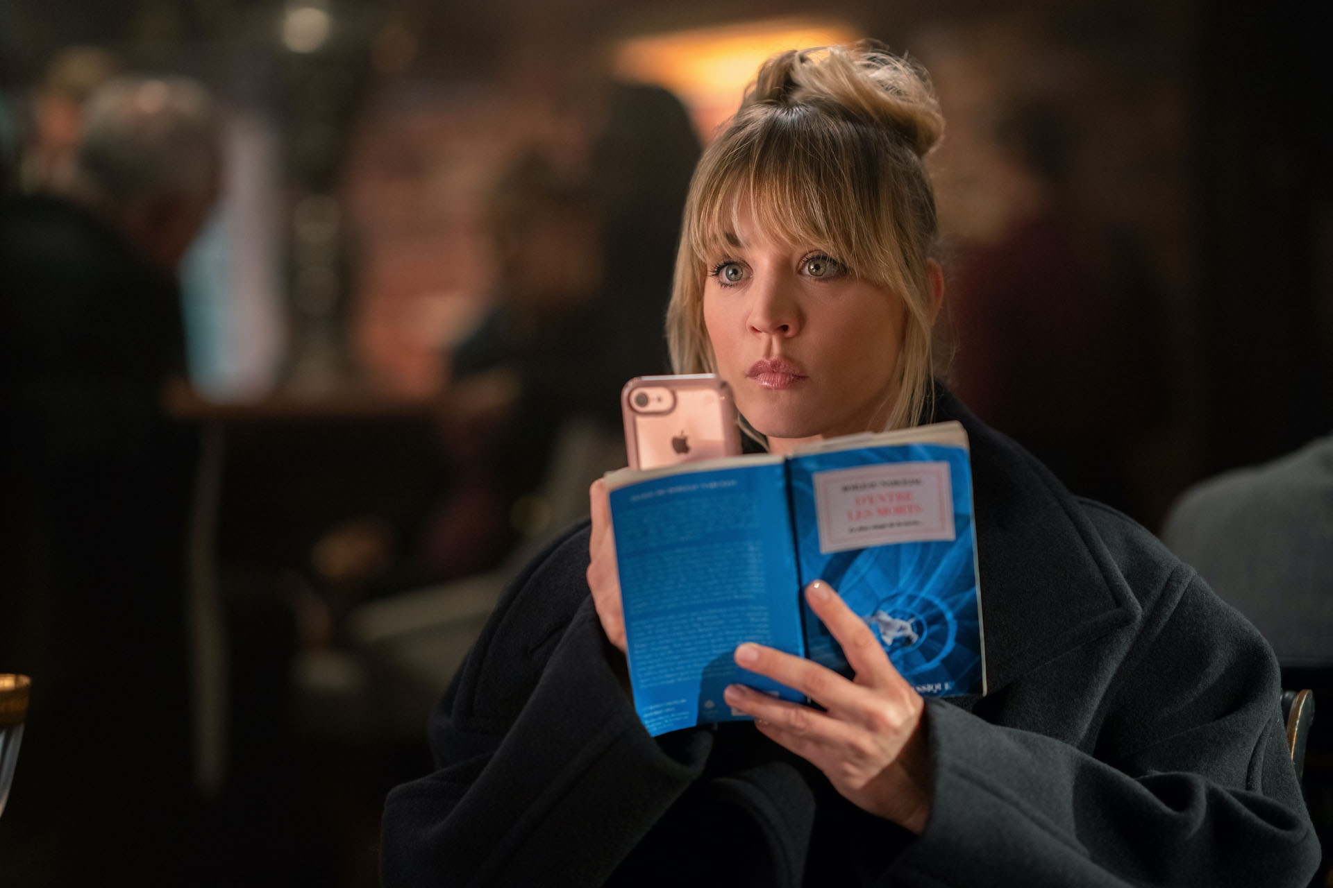 Kaley Cuoco in L'Assistente di Volo 2x01 [credit: foto di Jennifer Rose Clasen/HBO Max; courtesy of HBO Max/WarnerMedia]