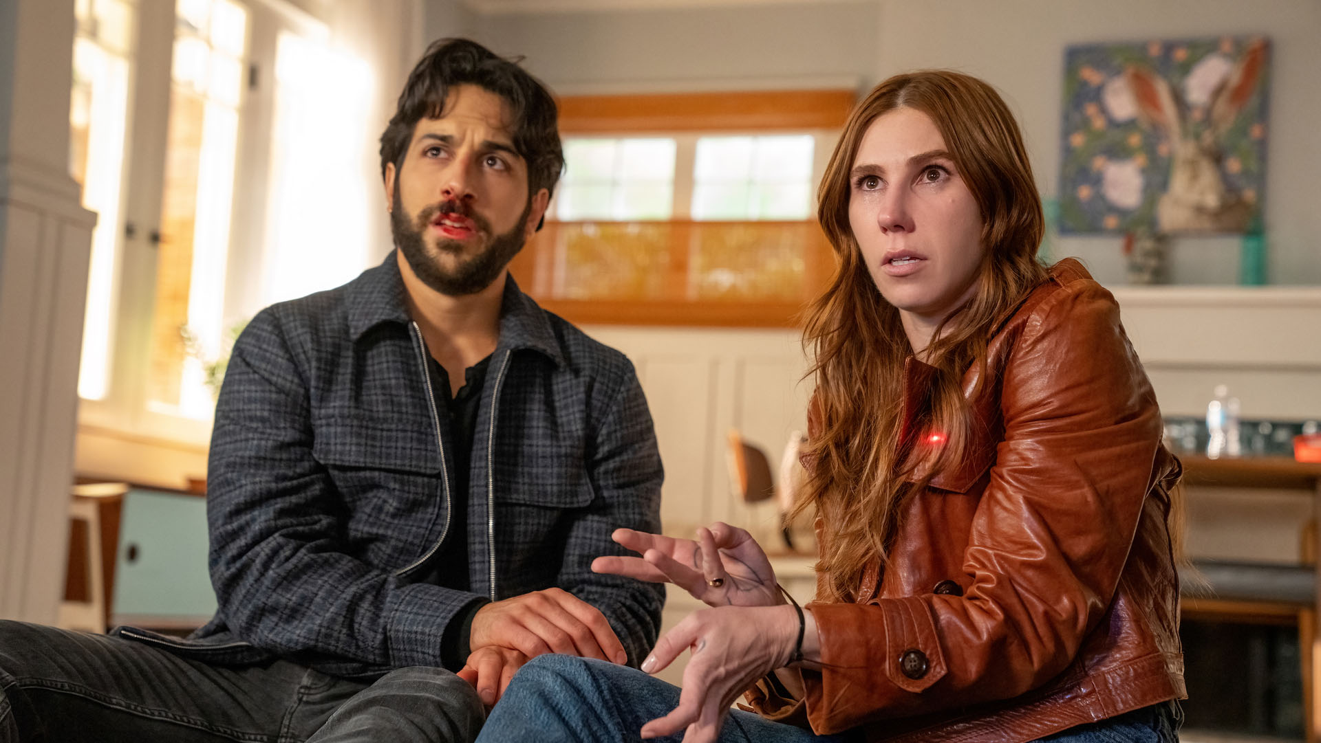 Deniz Akdeniz, Zosia Mamet in L'Assistente di Volo 2x04 [credit: foto di Jennifer Rose Clasen/HBO Max; courtesy of HBO Max/WarnerMedia]