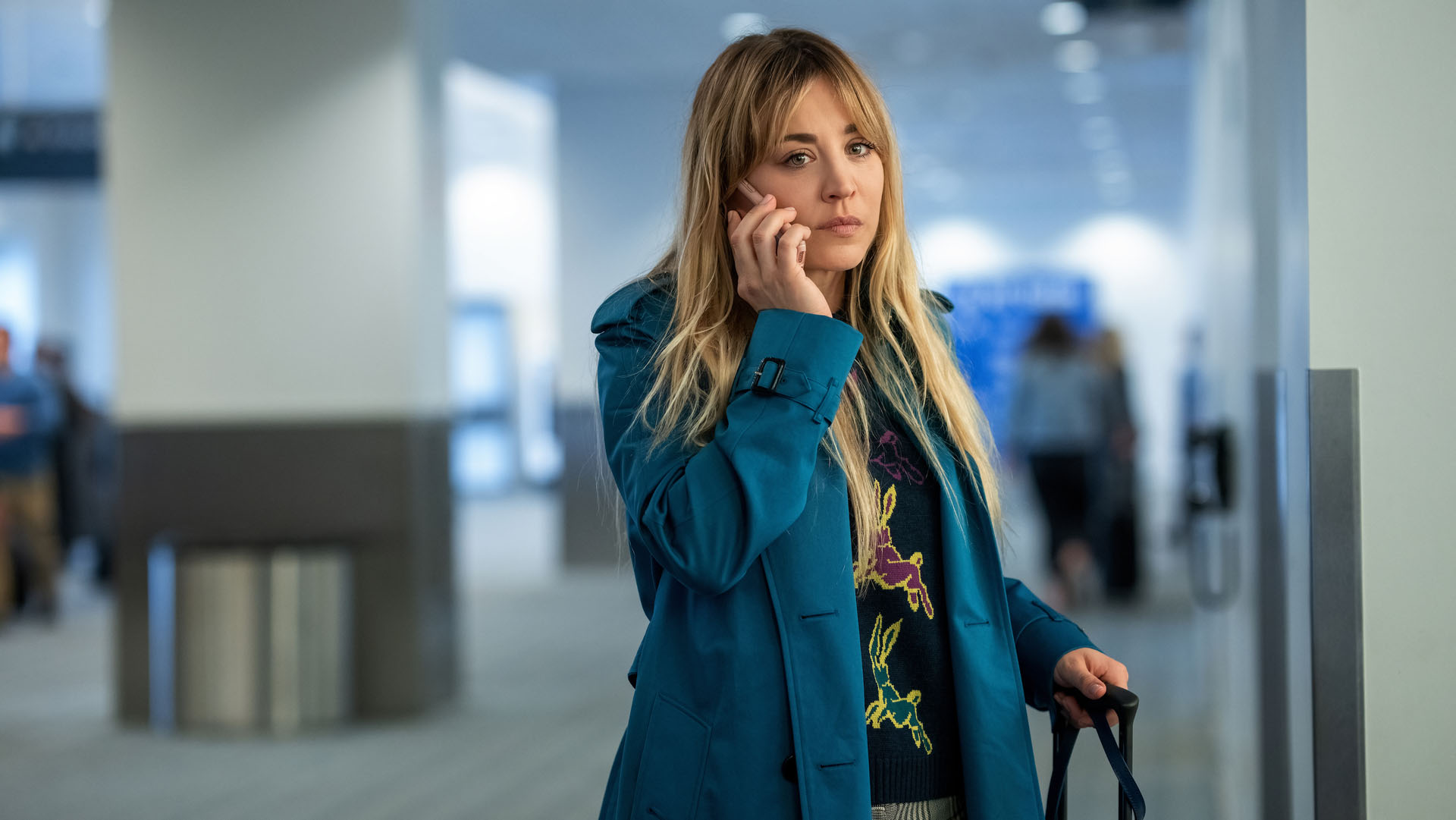 Kaley Cuoco in L'Assistente di Volo 2x06 [credit: foto di Jennifer Rose Clasen/HBO Max; courtesy of HBO Max/WarnerMedia]