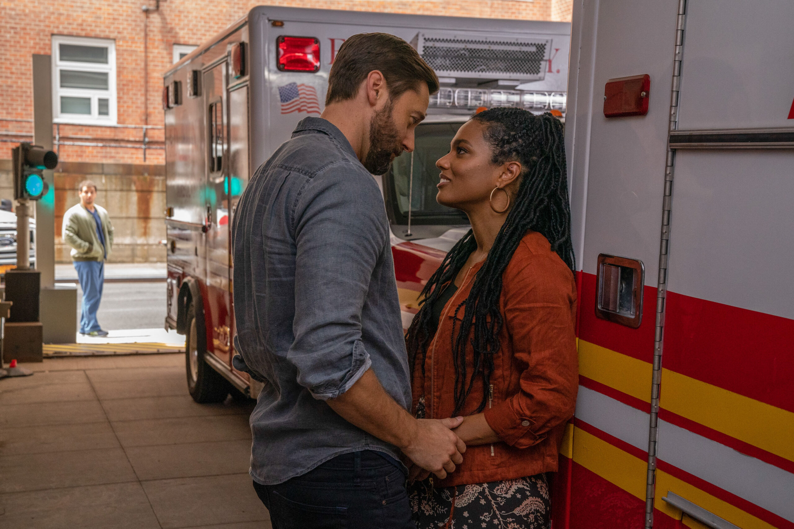 (S-D) Alejandro Hernandez come Casey Acosta, Ryan Eggold come Dr. Max Goodwin, Freema Agyeman come Dr. Helen Sharpe in New Amsterdam 4x02 [credit: foto di Virginia Sherwood/NBC; Copyright 2021 NBCUniversal Media, LLC; courtesy of Mediaset]