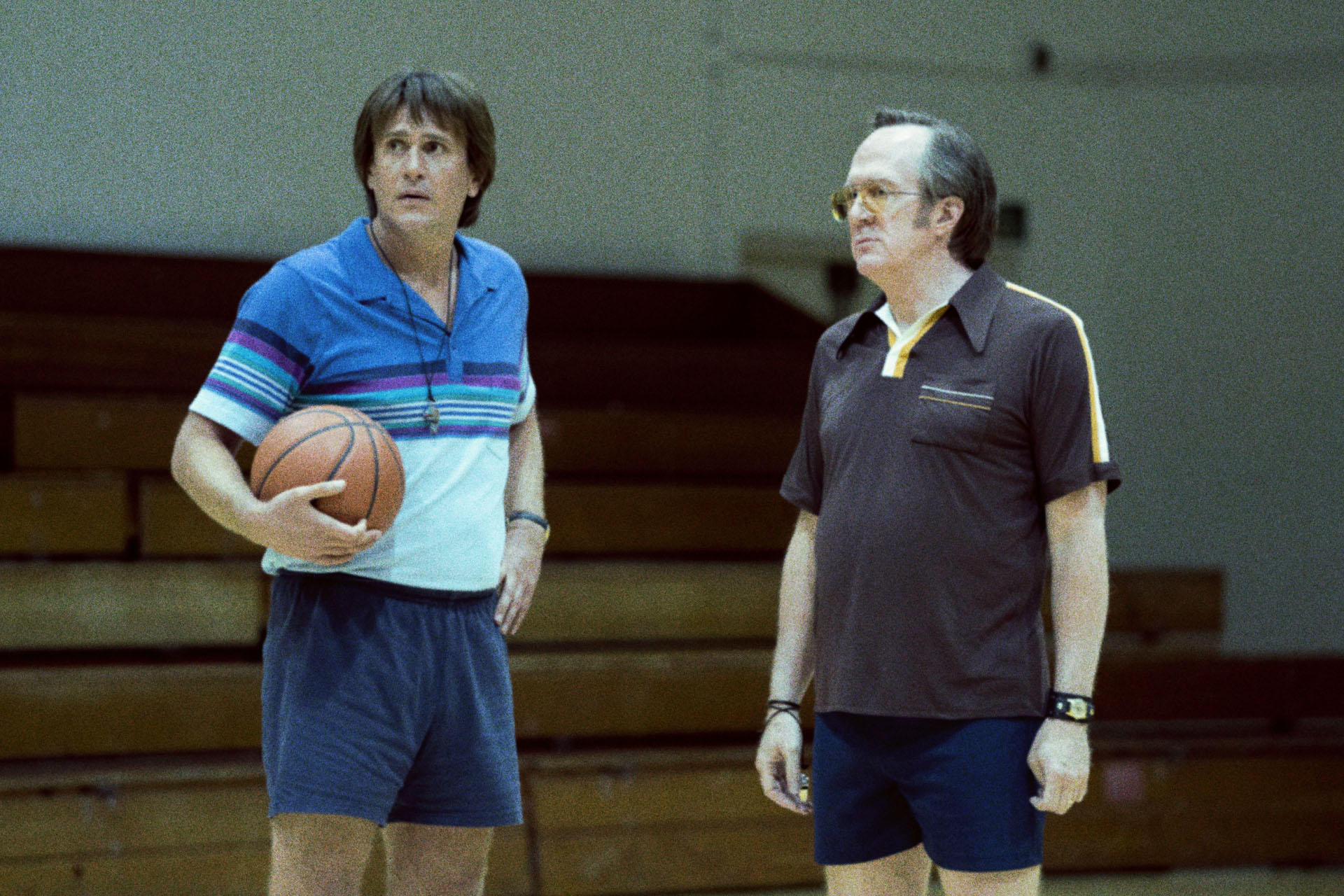 Jason Segel, Tracy Letts in Winning Time: l'ascesa della dinastia dei Lakers 1x04 [credit: Warrick Page/HBO; courtesy of WarnerMedia]