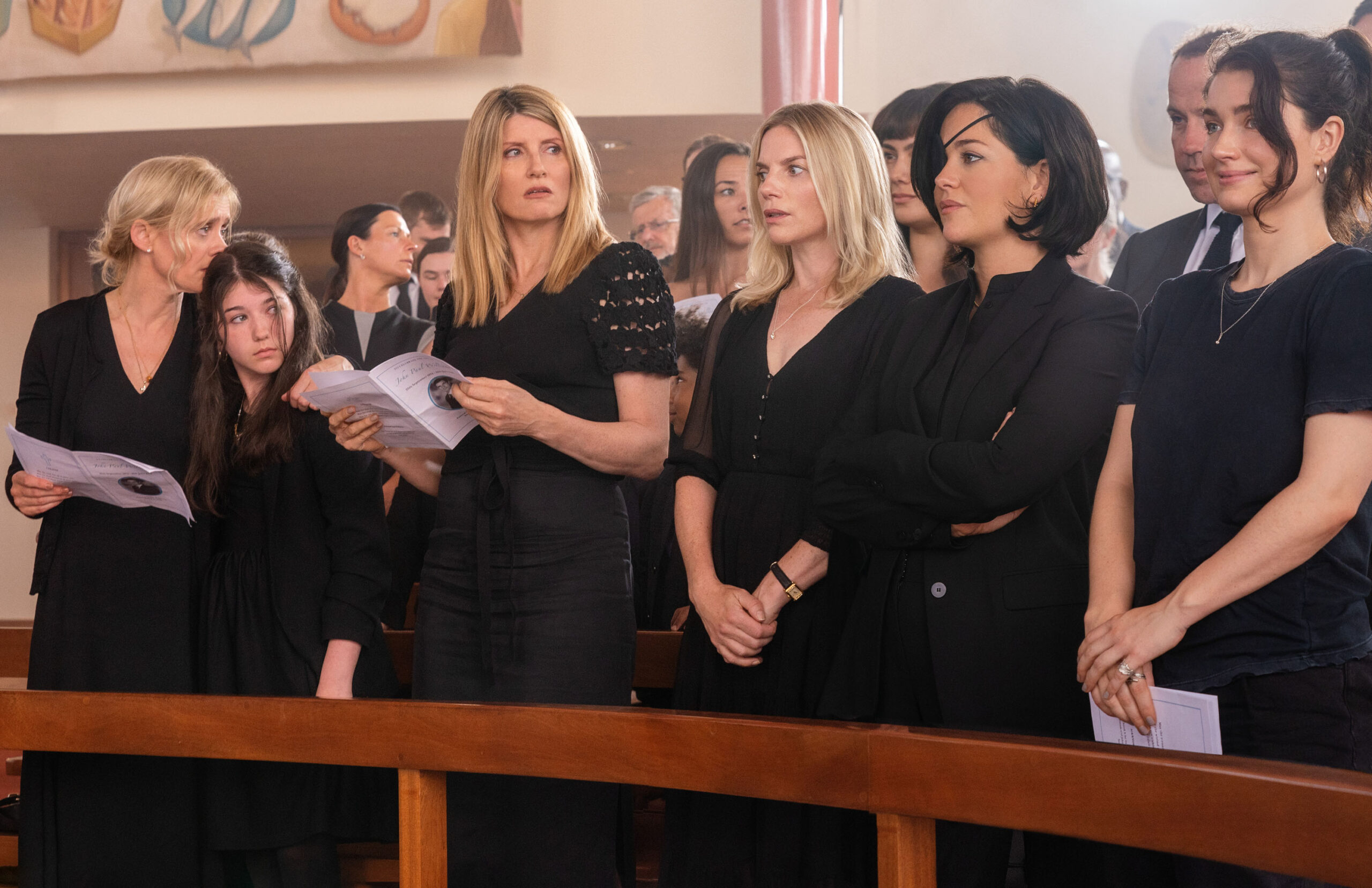 Eve Hewson, Sharon Horgan, Anne-Marie Duff, Eva Birthistle e Sarah Greene in Bad Sisters 1x01 [credit: Christopher Barr; courtesy of Apple]