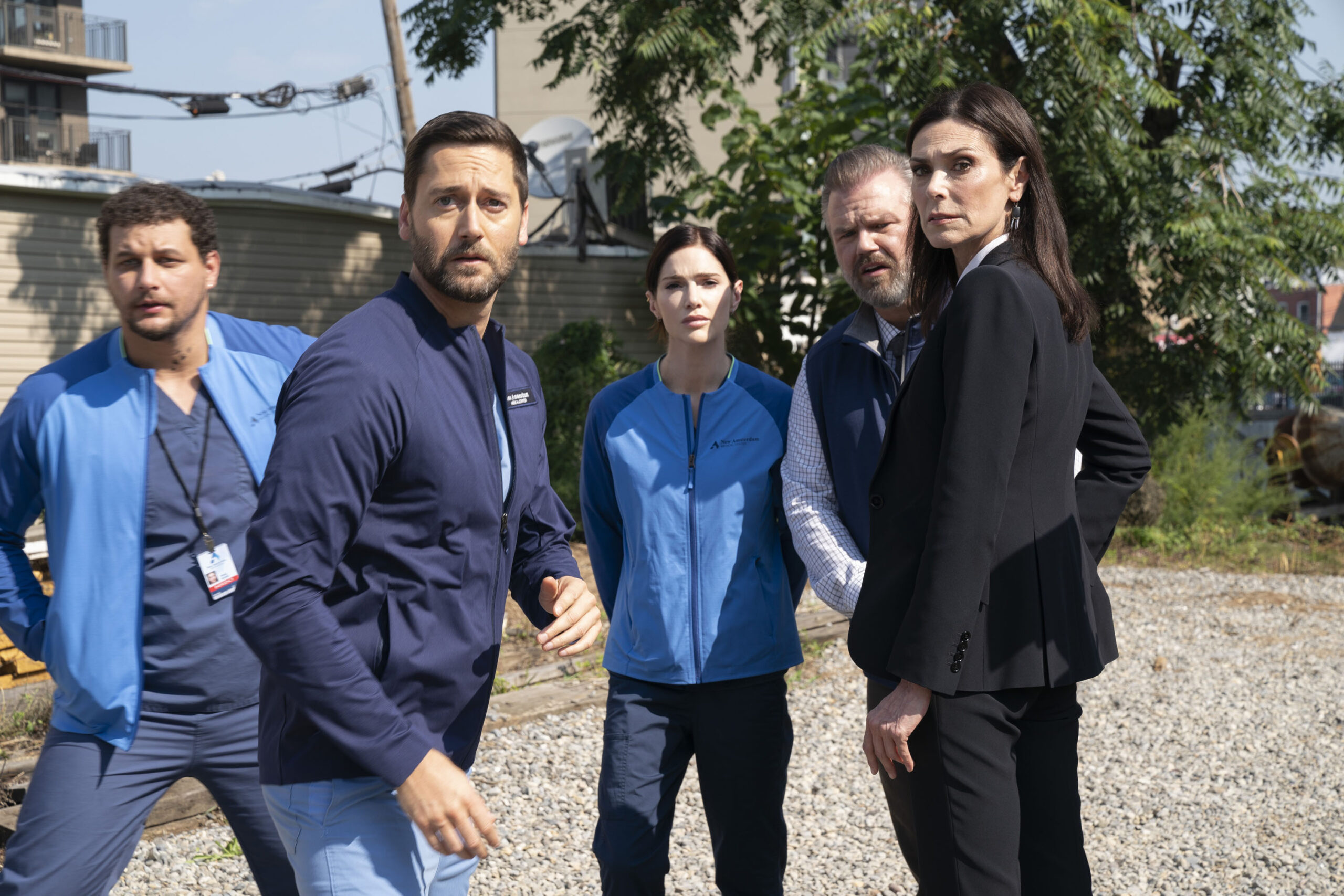 (S-D) Alejandro Hernandez come Casey Acosta, Ryan Eggold come Dr. Max Goodwin, Janet Montgomery come Dr. Lauren Bloom, Tyler Labine come Dr. Iggy Frome, Michelle Forbes come Dr. Veronica Fuentes in New Amsterdam 4x04 [credit: foto di Virginia Sherwood/NBC; Copyright 2021 NBCUniversal Media, LLC; courtesy of Mediaset]