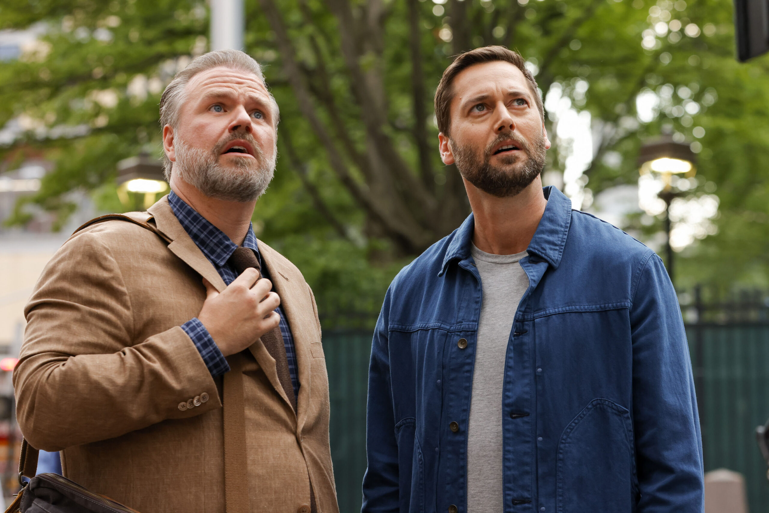 (S-D) Tyler Labine come Dr. Iggy Frome, Ryan Eggold come Dr. Max Goodwin in New Amsterdam 4x05 [credit: foto di Will Hart/NBC; Copyright 2021 NBCUniversal Media, LLC; courtesy of Mediaset]