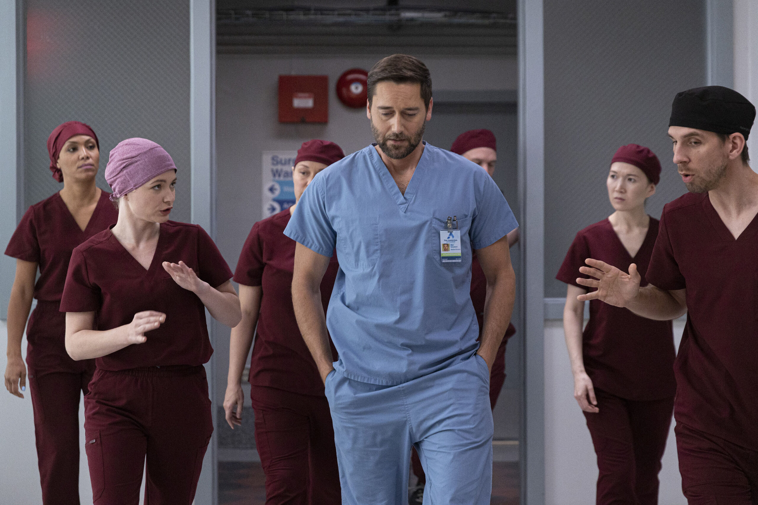 (S-D) Sandra Mae Frank come Dr. Elizabeth Wilder, Ryan Eggold come Dr. Max Goodwin, Conner Marx come Ben in New Amsterdam 4x06 [credit: foto di Eric Liebowitz/NBC; Copyright 2021 NBCUniversal Media, LLC; courtesy of Mediaset]