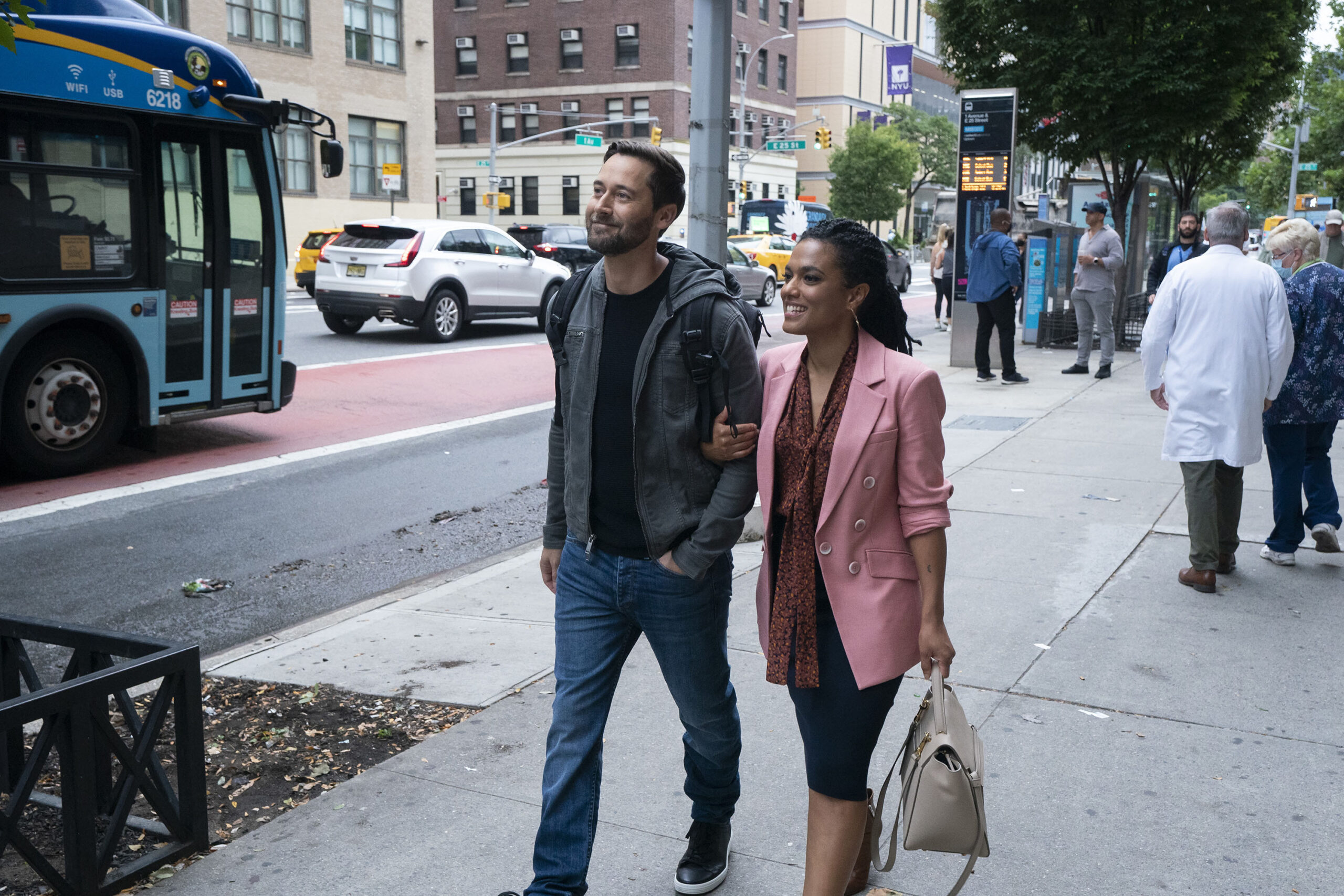 (S-D) Ryan Eggold come Dr. Max Goodwin, Freema Agyeman come Dr. Helen Sharpe in New Amsterdam 4x07 [credit: foto di Heidi Gutman/NBC; Copyright 2021 NBCUniversal Media, LLC; courtesy of Mediaset]