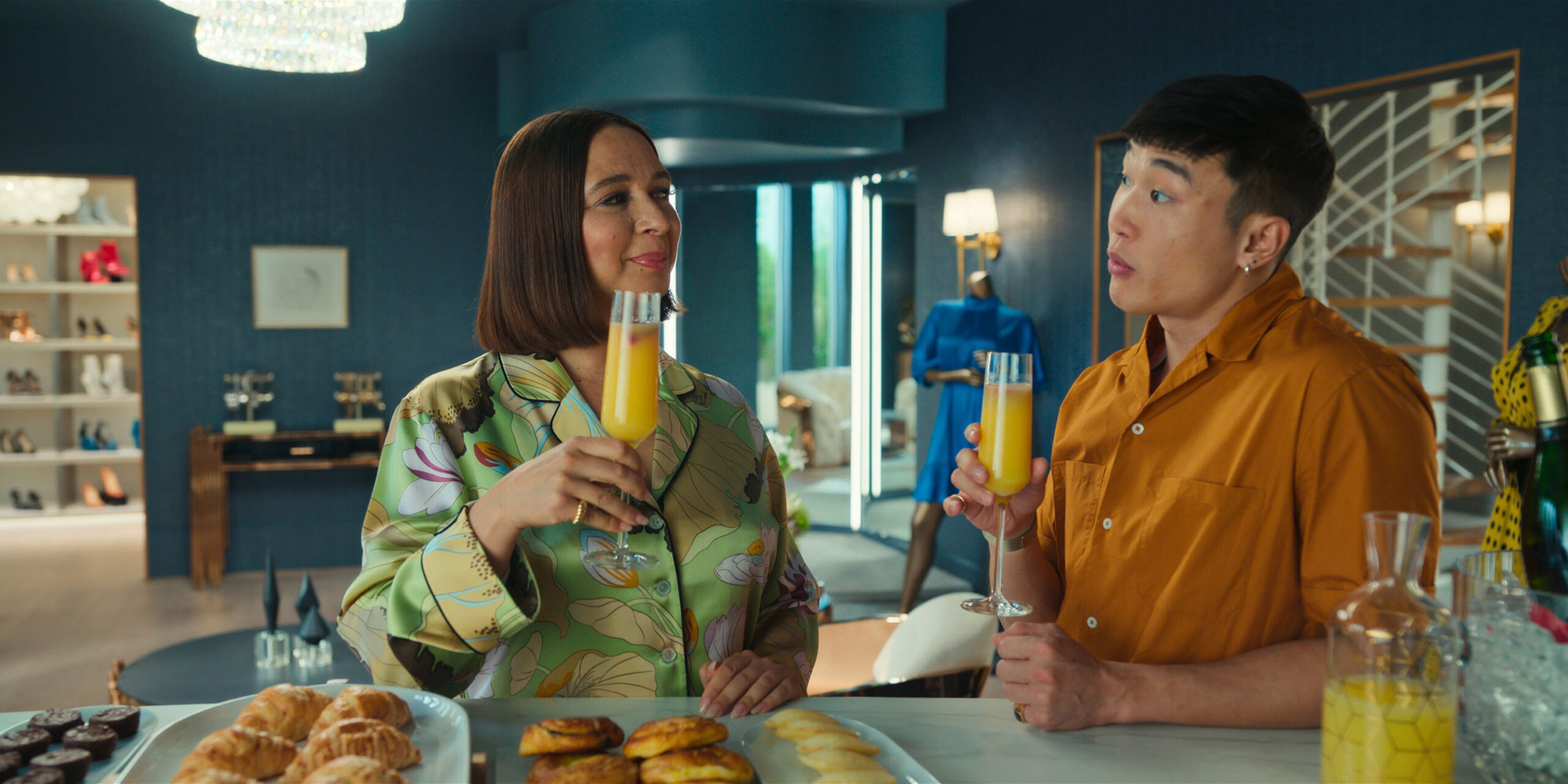 Maya Rudolph e Joel Kim Booster in Loot - Una fortuna 1x03 [credit: courtesy of Apple]