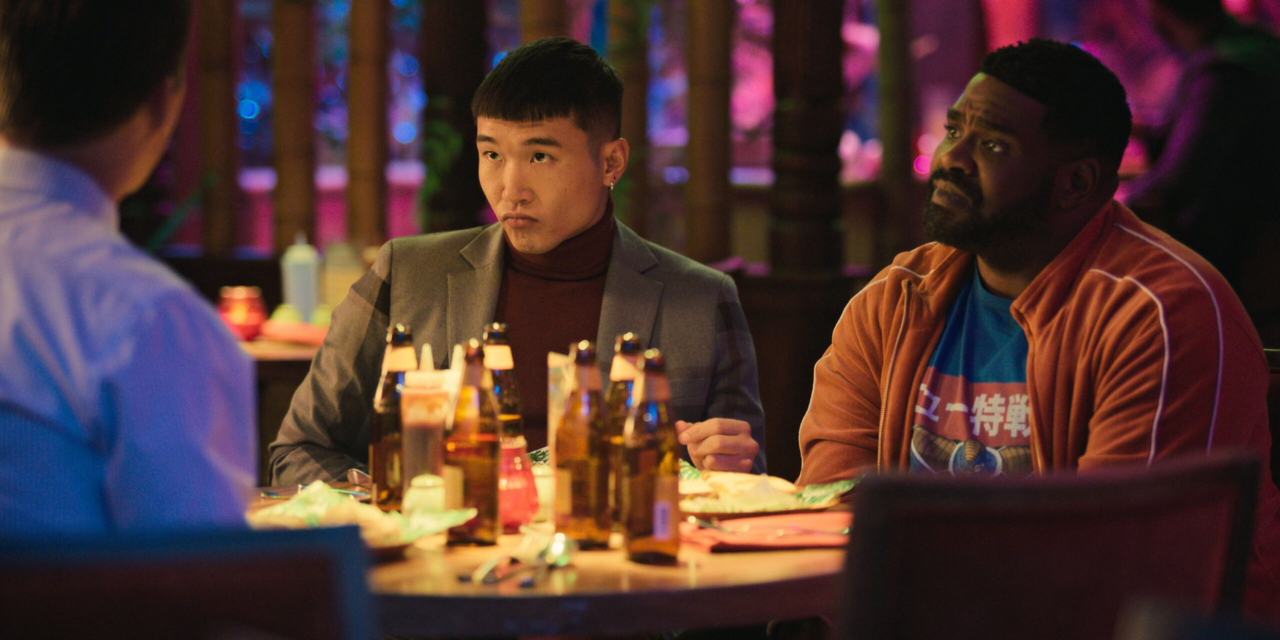 Joel Kim Booster e Ron Funches in Loot - Una fortuna 1x05 [credit: courtesy of Apple]