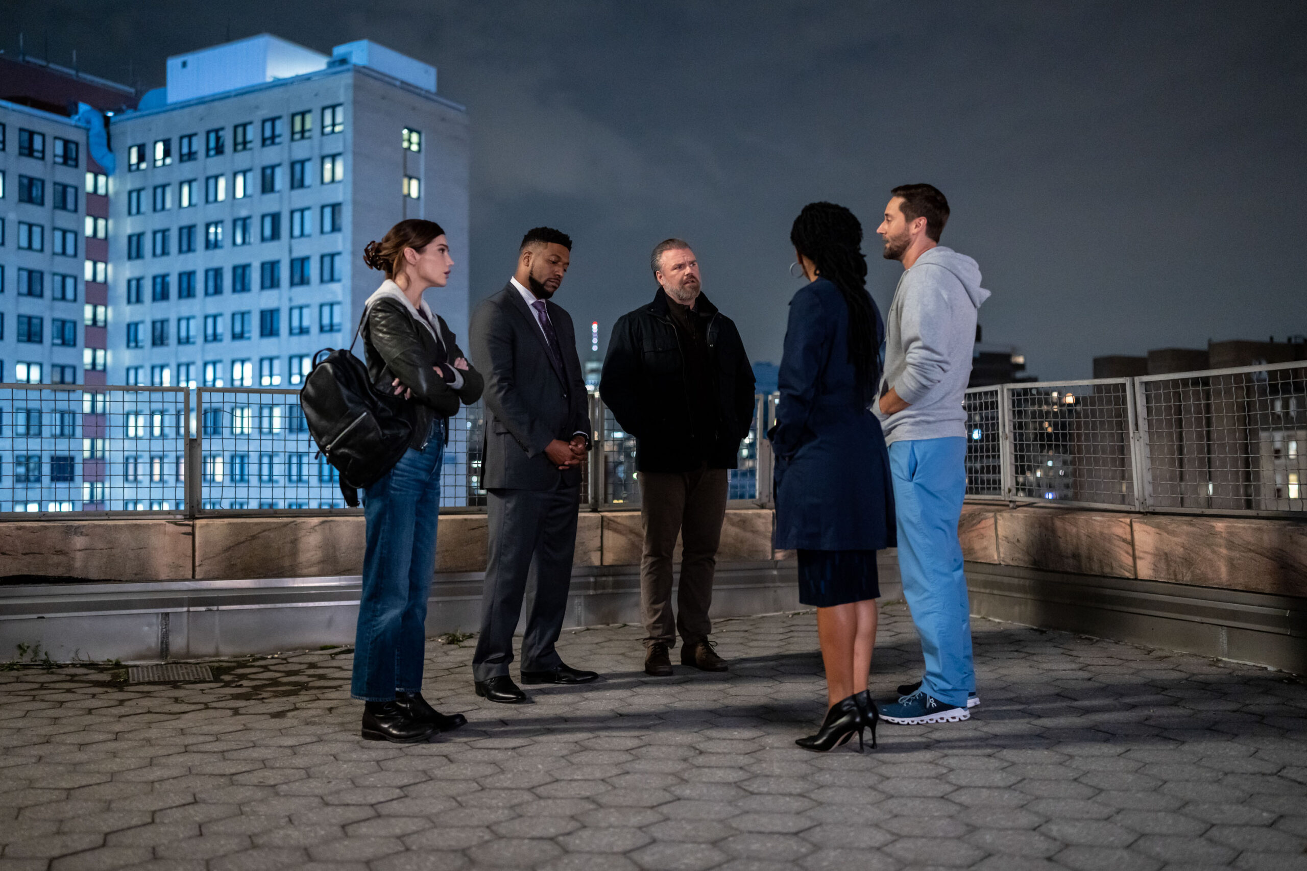 (S-D) Janet Montgomery come Dr. Lauren Bloom, Jocko Sims come Dr. Floyd Reynolds, Tyler Labine come Dr. Iggy Frome, Ryan Eggold come Dr. Max Goodwin in New Amsterdam 4x08 [credit: foto di Zach Dilgard/NBC; Copyright 2021 NBCUniversal Media, LLC; courtesy of Mediaset]