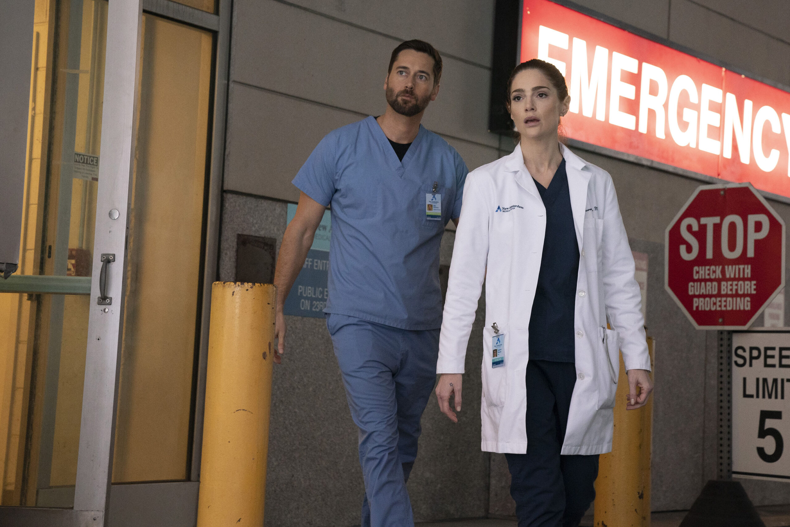 (S-D) Ryan Eggold come Dr. Max Goodwin, Janet Montgomery come Dr. Lauren Bloom in New Amsterdam 4x09 [credit: foto di Virginia Sherwood/NBC; Copyright 2021 NBCUniversal Media, LLC; courtesy of Mediaset]