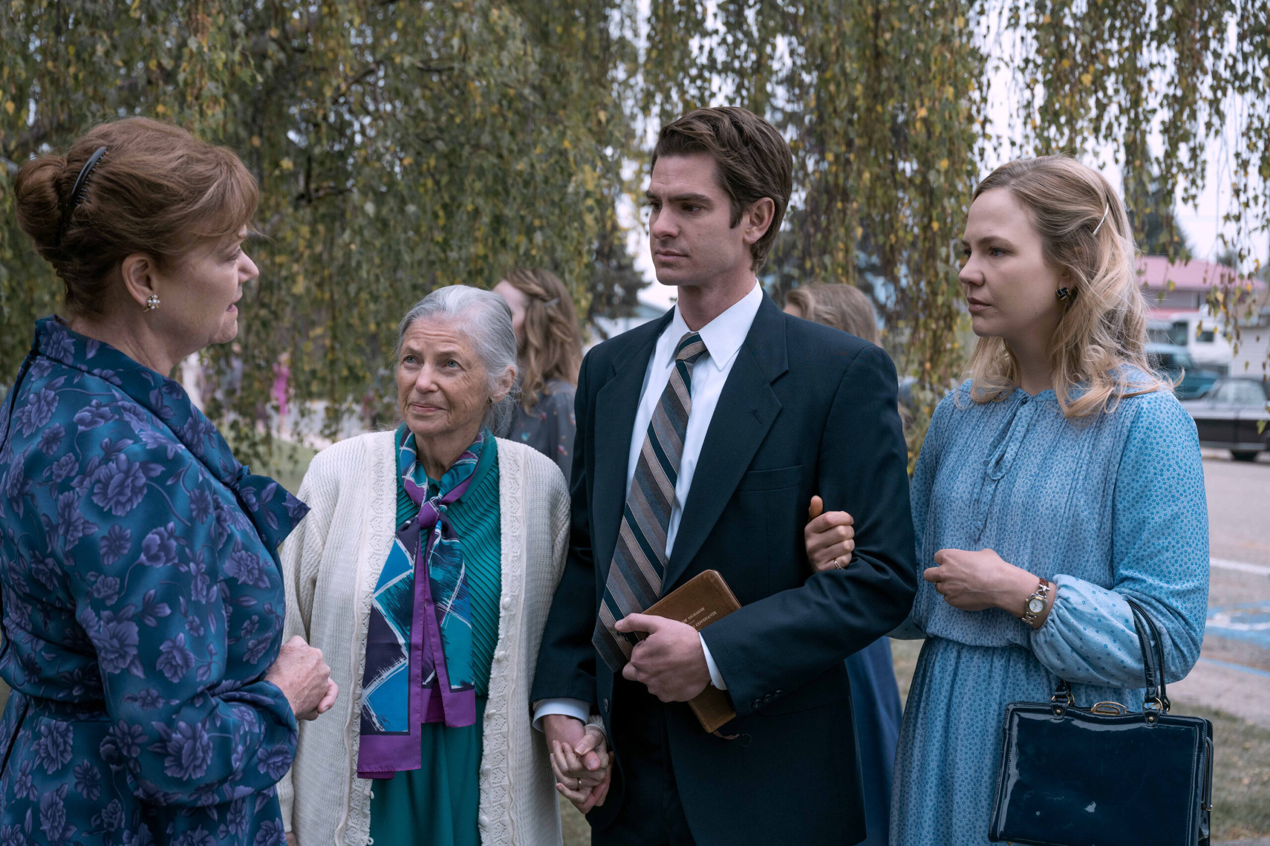 (S-D) Gillian Barber come Sister Dorren, Sandra Seacat come Josie Pyre, Andrew Garfield come Jeb Pyre, e Adelaide Clemens come Rebecca Pyre in In nome del cielo 1x03 [credit: Michelle Faye/FX; Copyright 2022 FX Networks. All rights reserved; courtesy of Disney Italia]