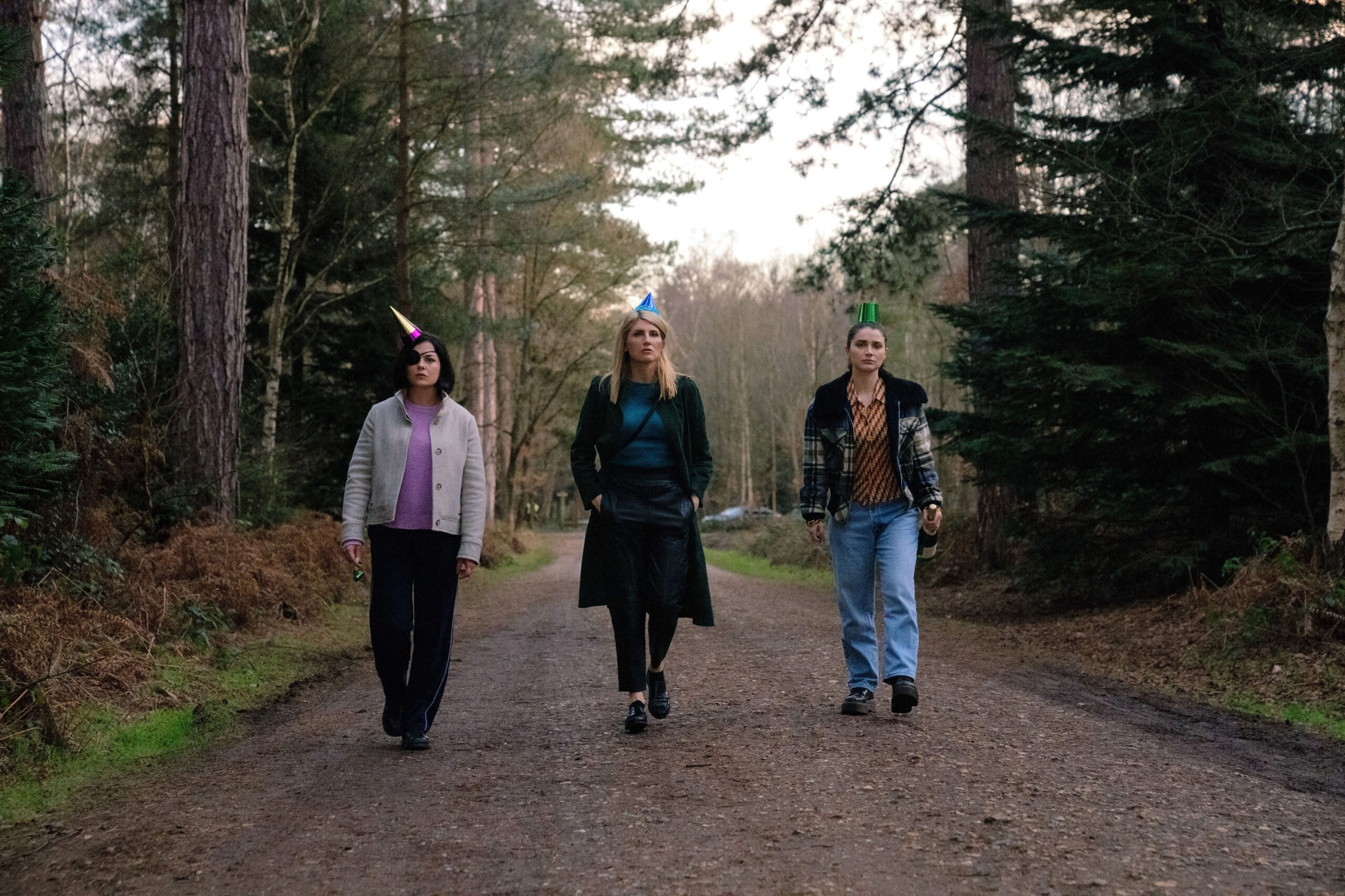 Sarah Greene, Sharon Horgan e Eve Hewson in Bad Sisters 1x10 [credit: Natalie Seery; courtesy of Apple]