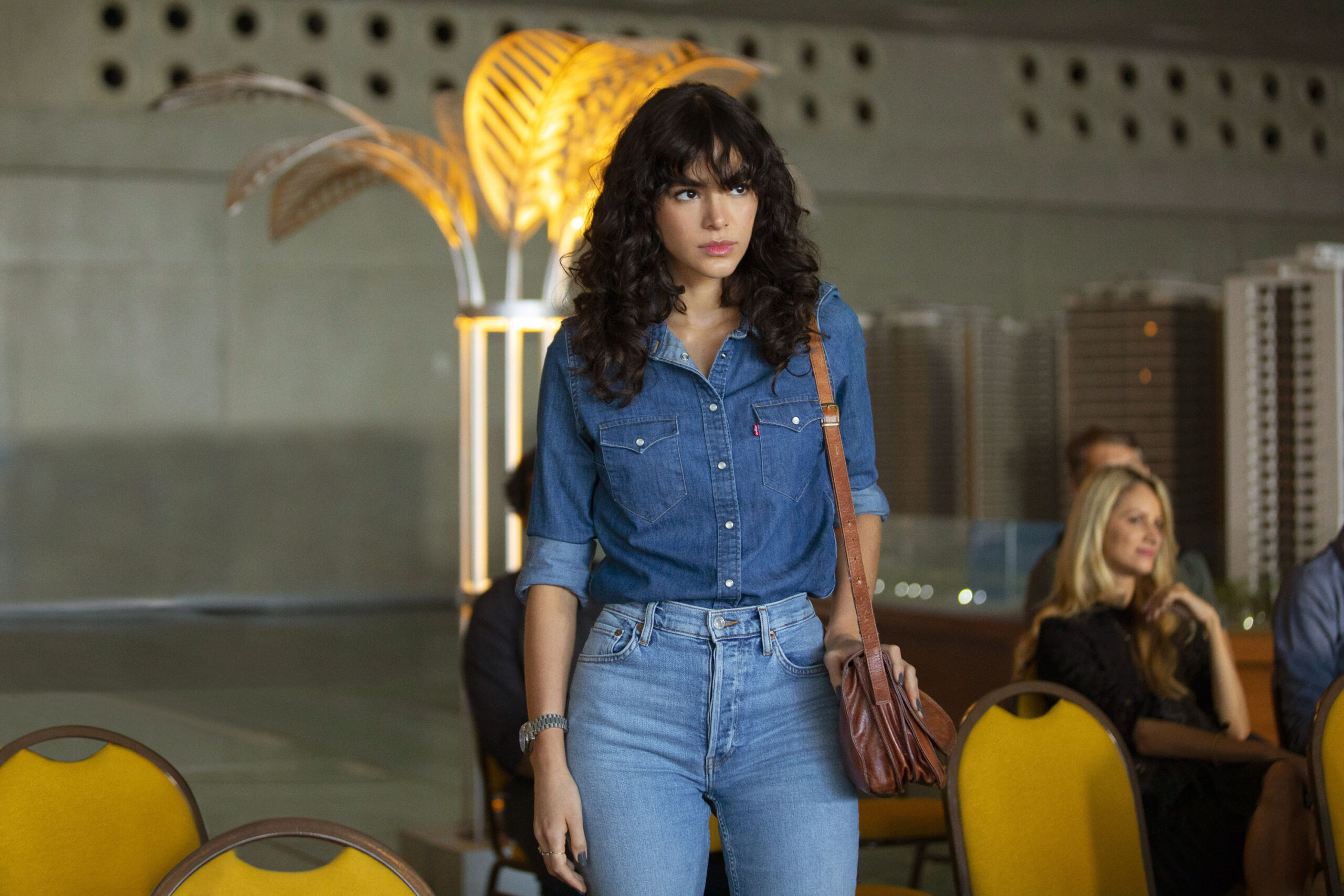 Bruna Marquezine come Liz in Condominio Maldivas 1x02 [credit: Rachel Tanugi / Netflix; Copyright 2022 Netflix, Inc; courtesy of Netflix]