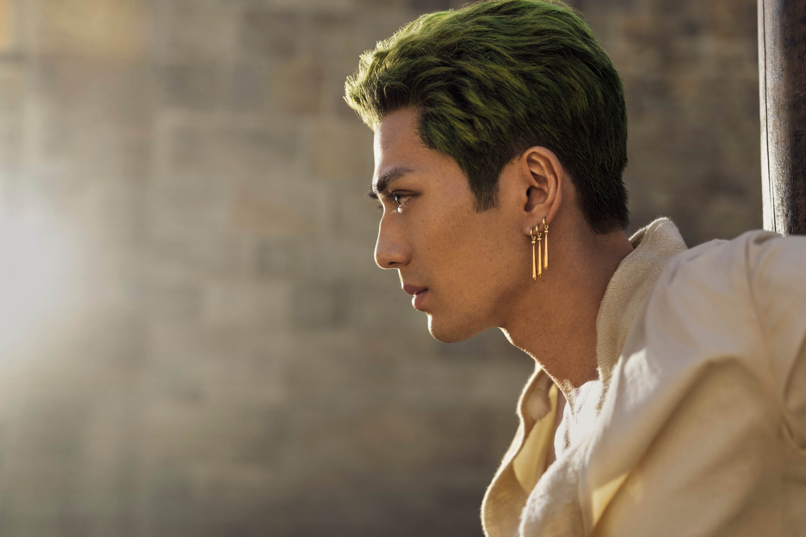 Mackenyu Arata come Roronoa Zoro in One Piece 1x01 [tag: Mackenyu Arata] [credit: Joe Alblas/Netflix; Copyright 2023 Netflix, Inc; courtesy of Netflix]