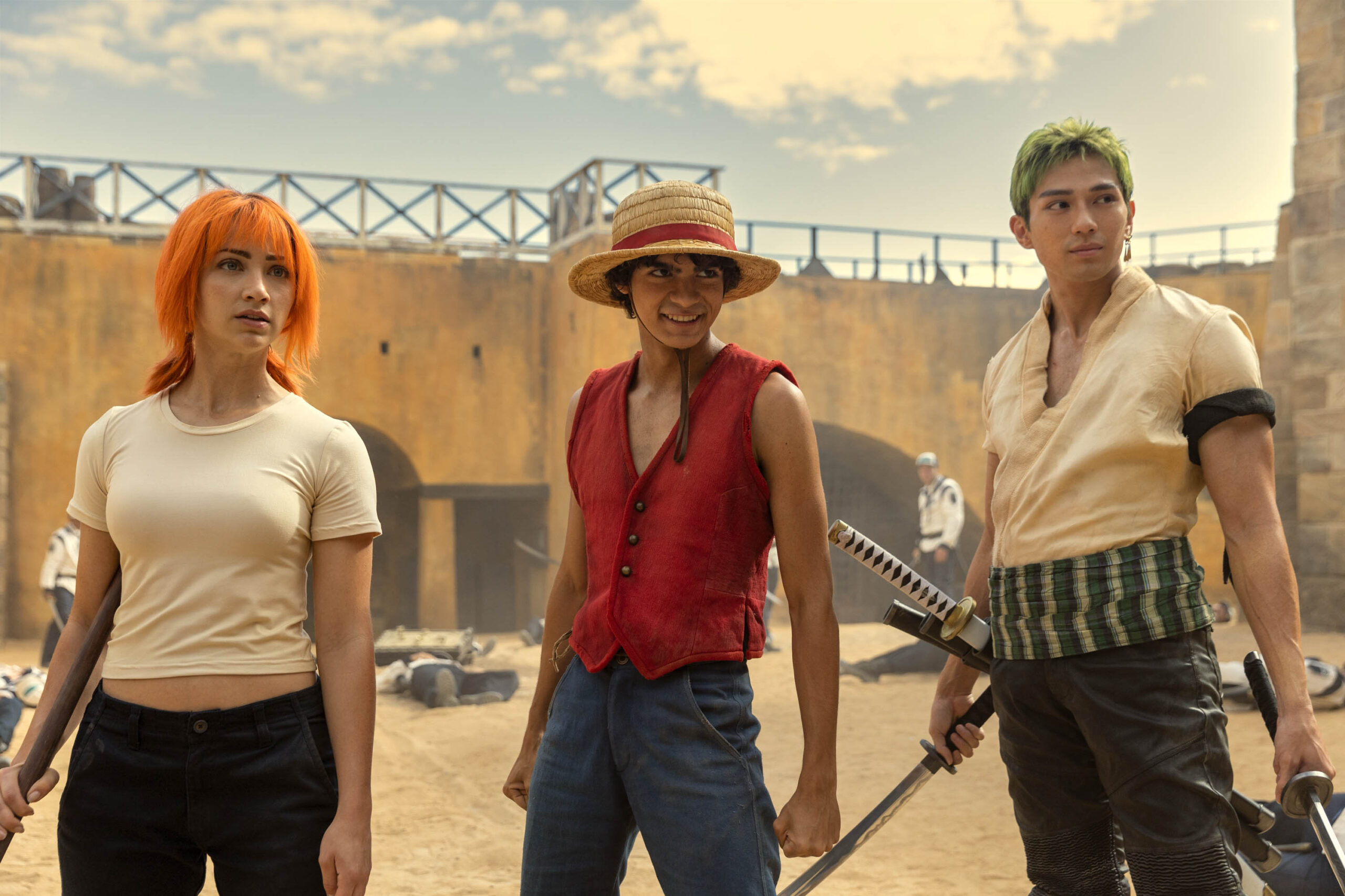 (S-D) Emily Rudd come Nami, Iñaki Godoy come Monkey D. Luffy, Mackenyu Arata come Roronoa Zoro in One Piece - Stagione 1 [credit: Casey Crafford/Netflix]