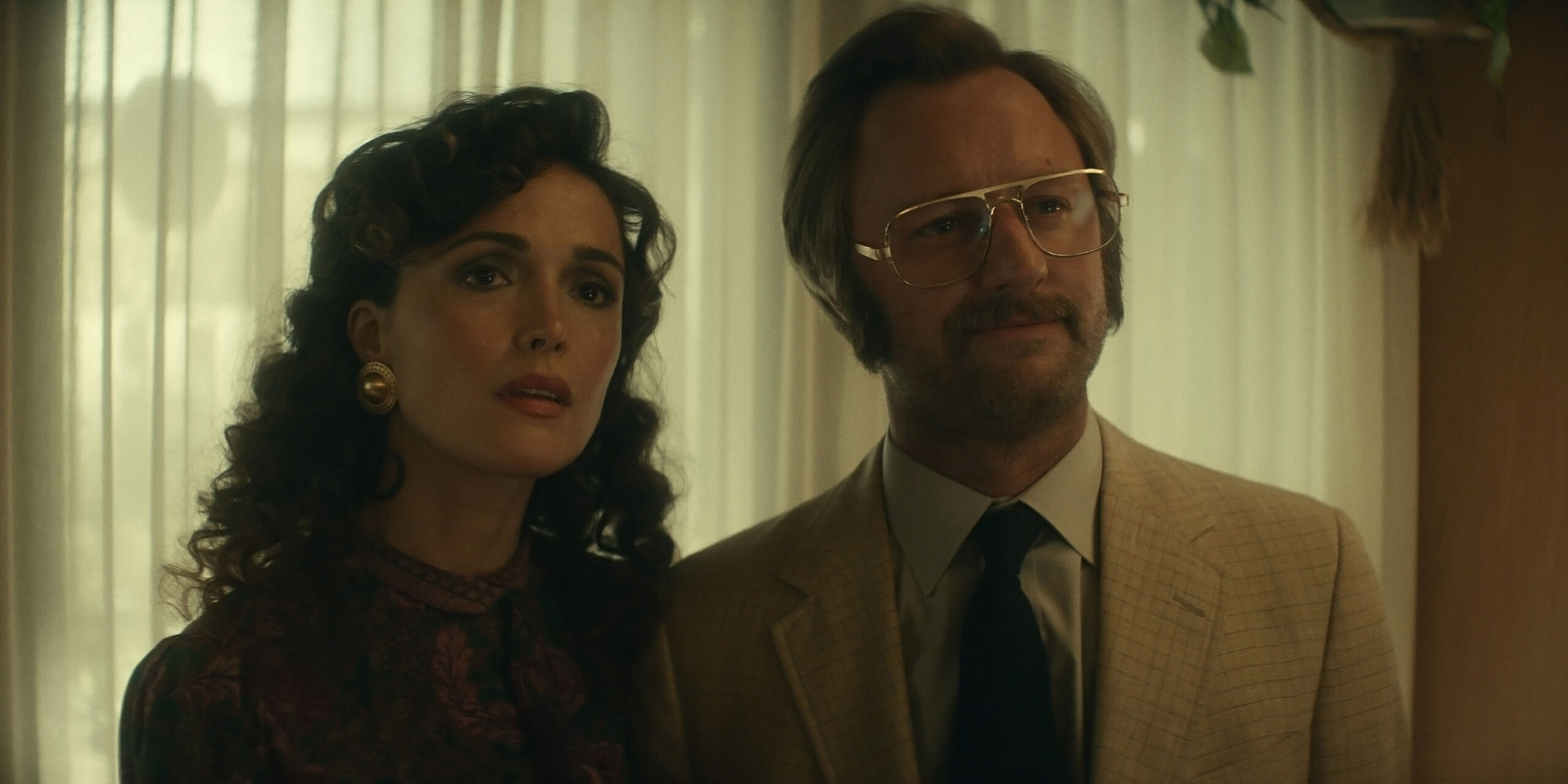Rose Byrne e Rory Scovel in Physical 1x10 [credit: courtesy of Apple]