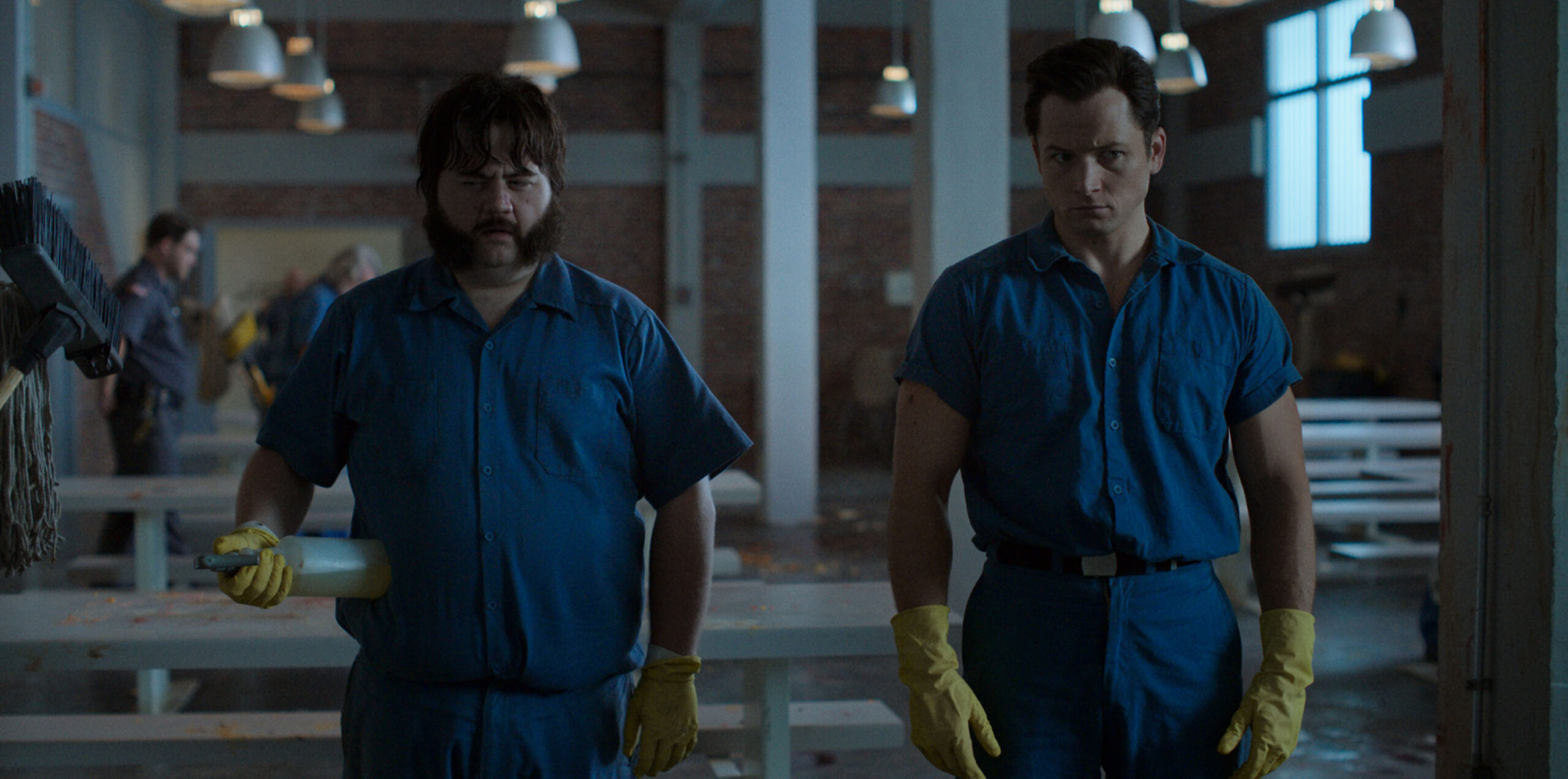 Paul Walter Hauser e Taron Egerton in Black Bird 1x04 [credit: courtesy of Apple]