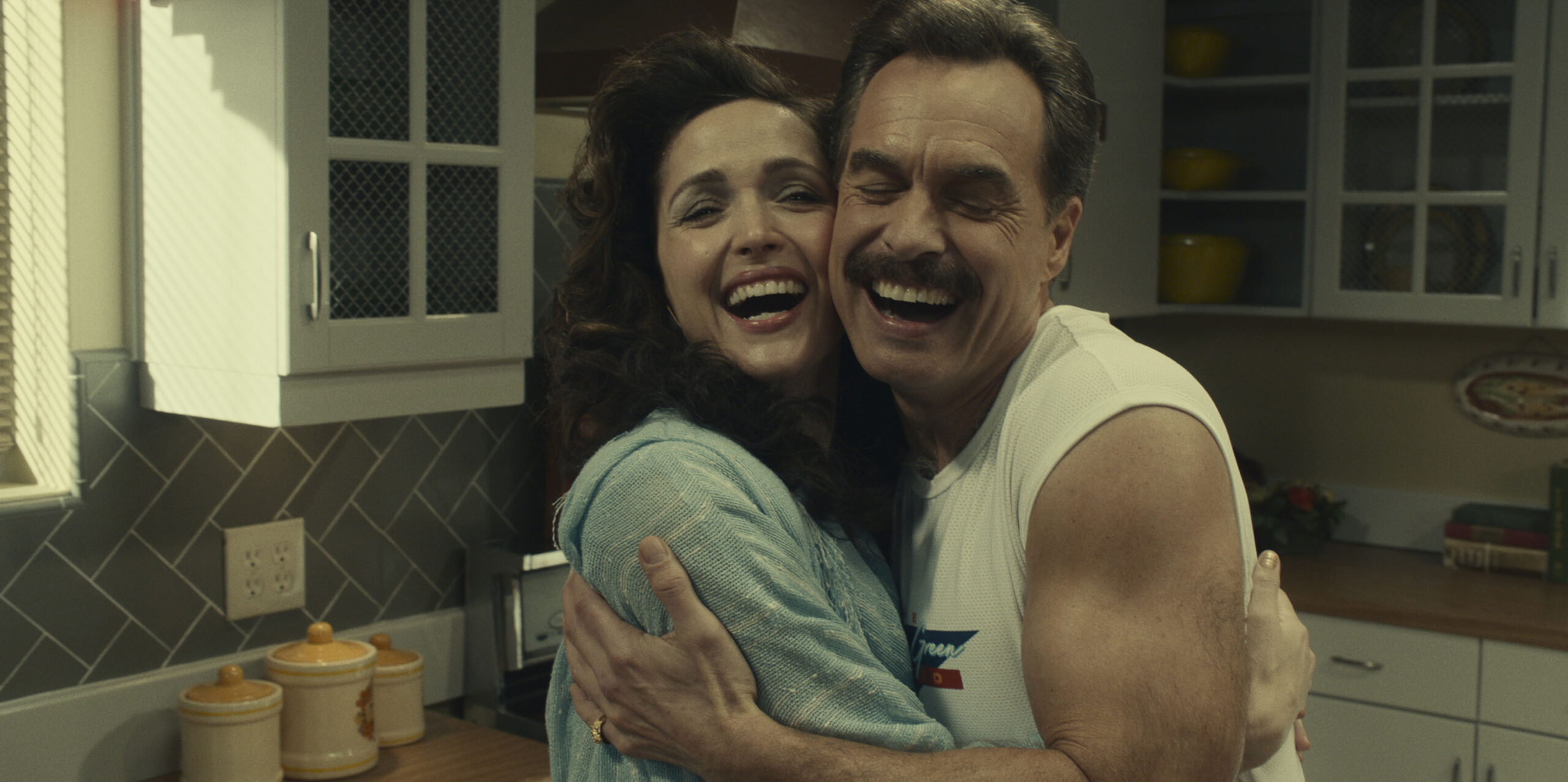 Rose Byrne e Murray Bartlett in Physical 2x04 [credit: courtesy of Apple]