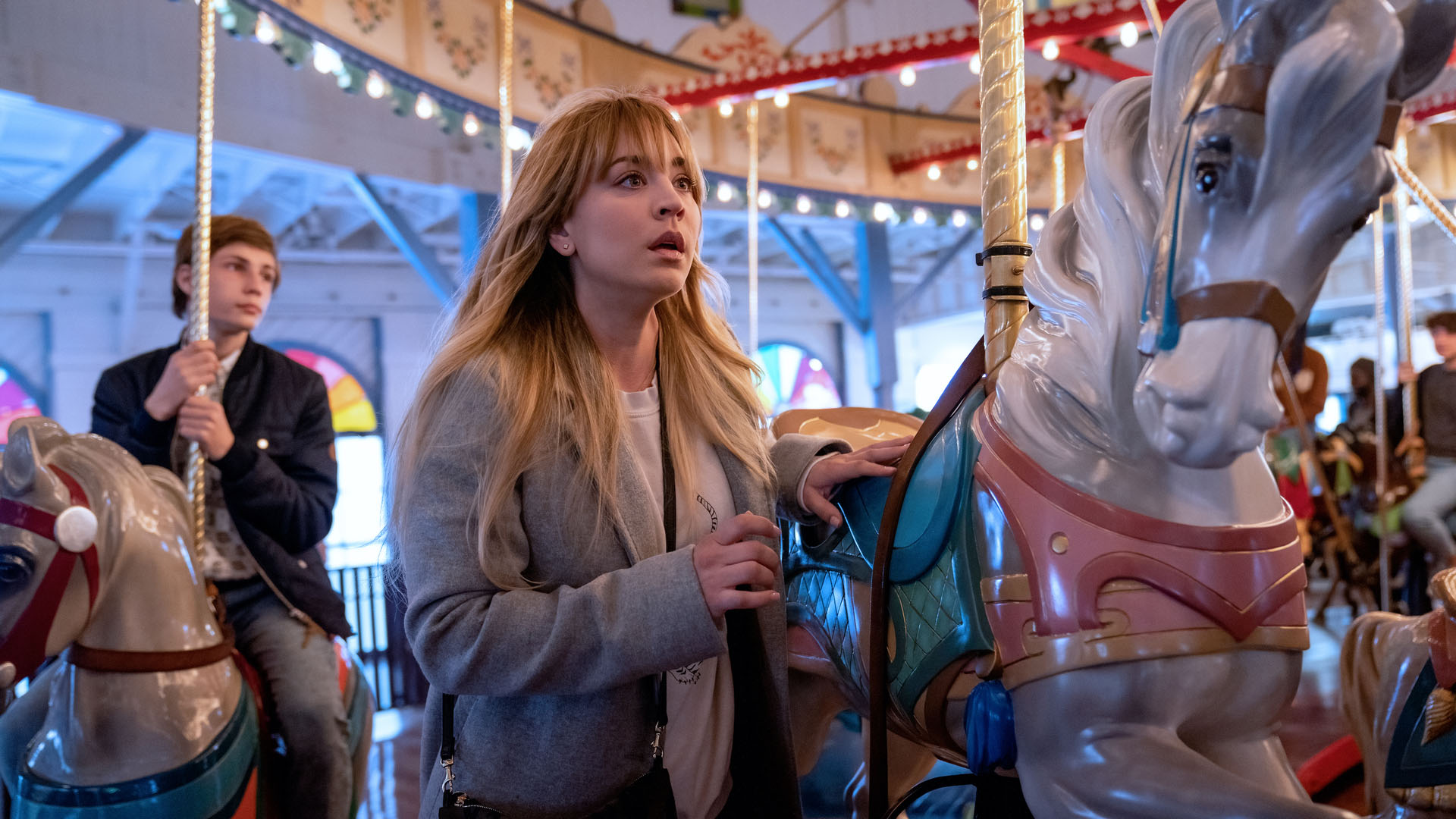 Kaley Cuoco in L'Assistente di Volo 2x07 [credit: foto di Jennifer Rose Clasen/HBO Max; courtesy of HBO Max/WarnerMedia]