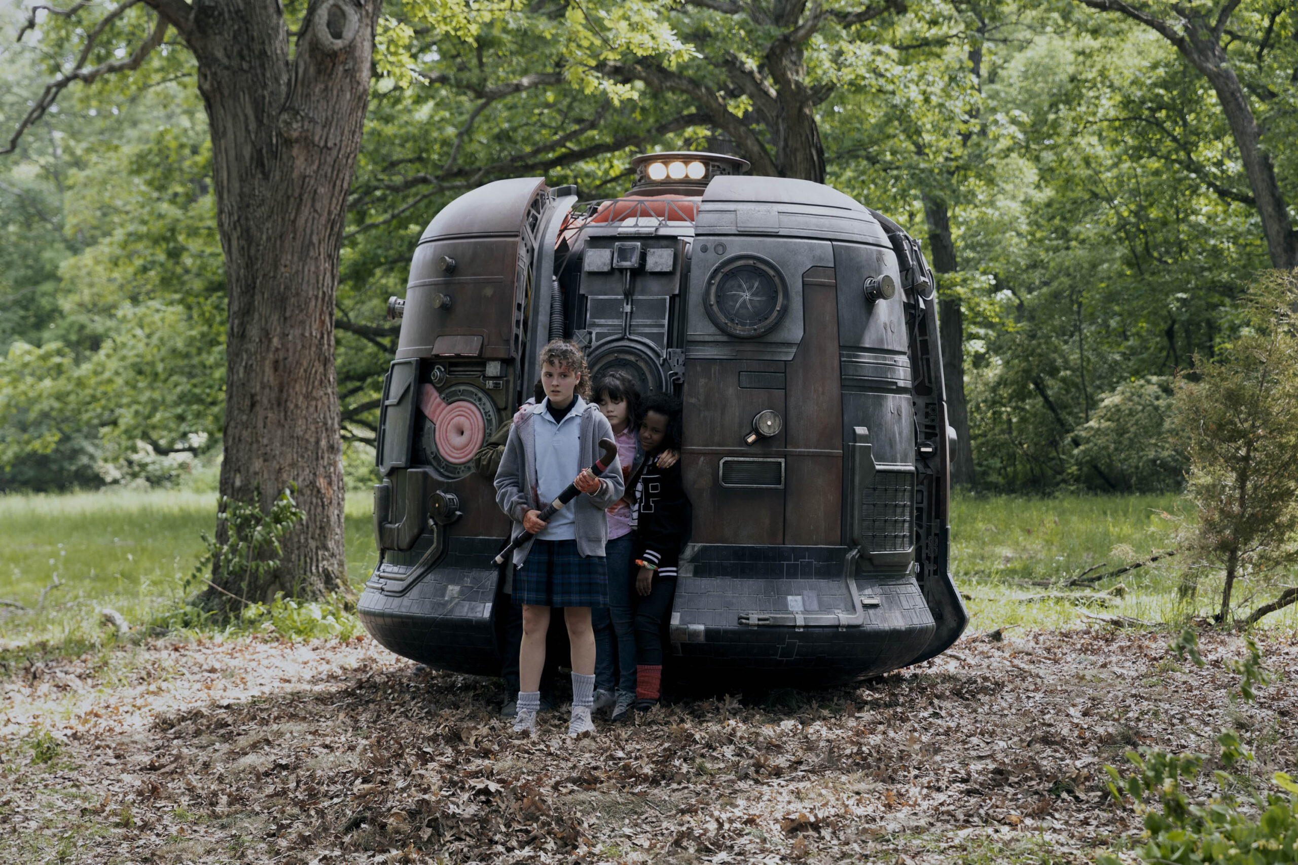 Fina Strazza (KJ Brandman), Riley Lai Nelet (Erin Tieng), Camryn Jones (Tiffany Quilkin) in Paper Girls 1x01 [credit: Anjali Pinto/Prime Video; Copyright Amazon Studios]