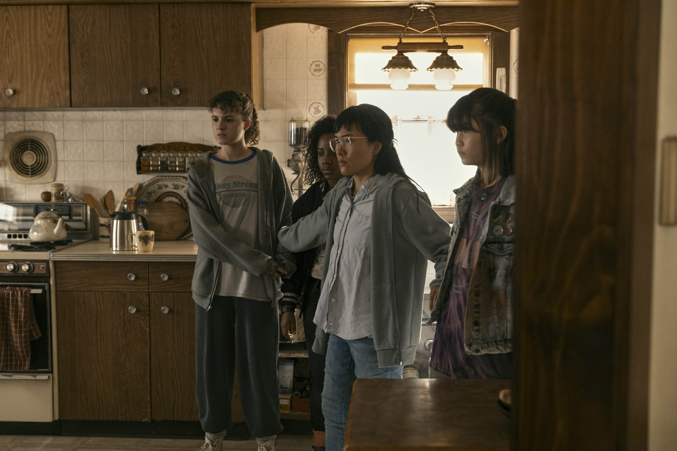 Fina Strazza (KJ Brandman), Camryn Jones (Tiffany Quilkin), Ali Wong (adult Erin), Riley Lai Nelet (Erin Tieng) in Paper Girls 1x03 [credit: Anjali Pinto/Prime Video; Copyright Amazon Studios]