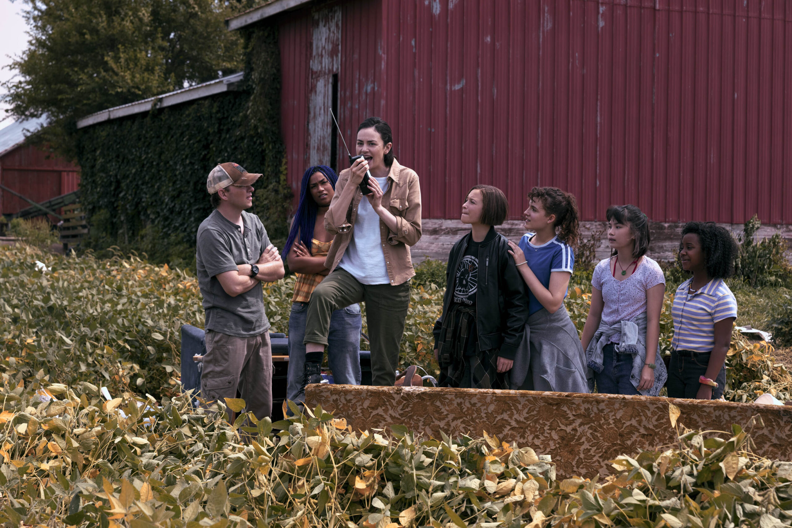 Nate Corddry (Larry), Sofia Rosinsky (Mac Coyle), Fina Strazza (KJ Brandman), Riley Lai Nelet (Erin Tieng), Camryn Jones (Tiffany Quilkin) in Paper Girls 1x07 [credit: Anjali Pinto/Prime Video; Copyright Amazon Studios]