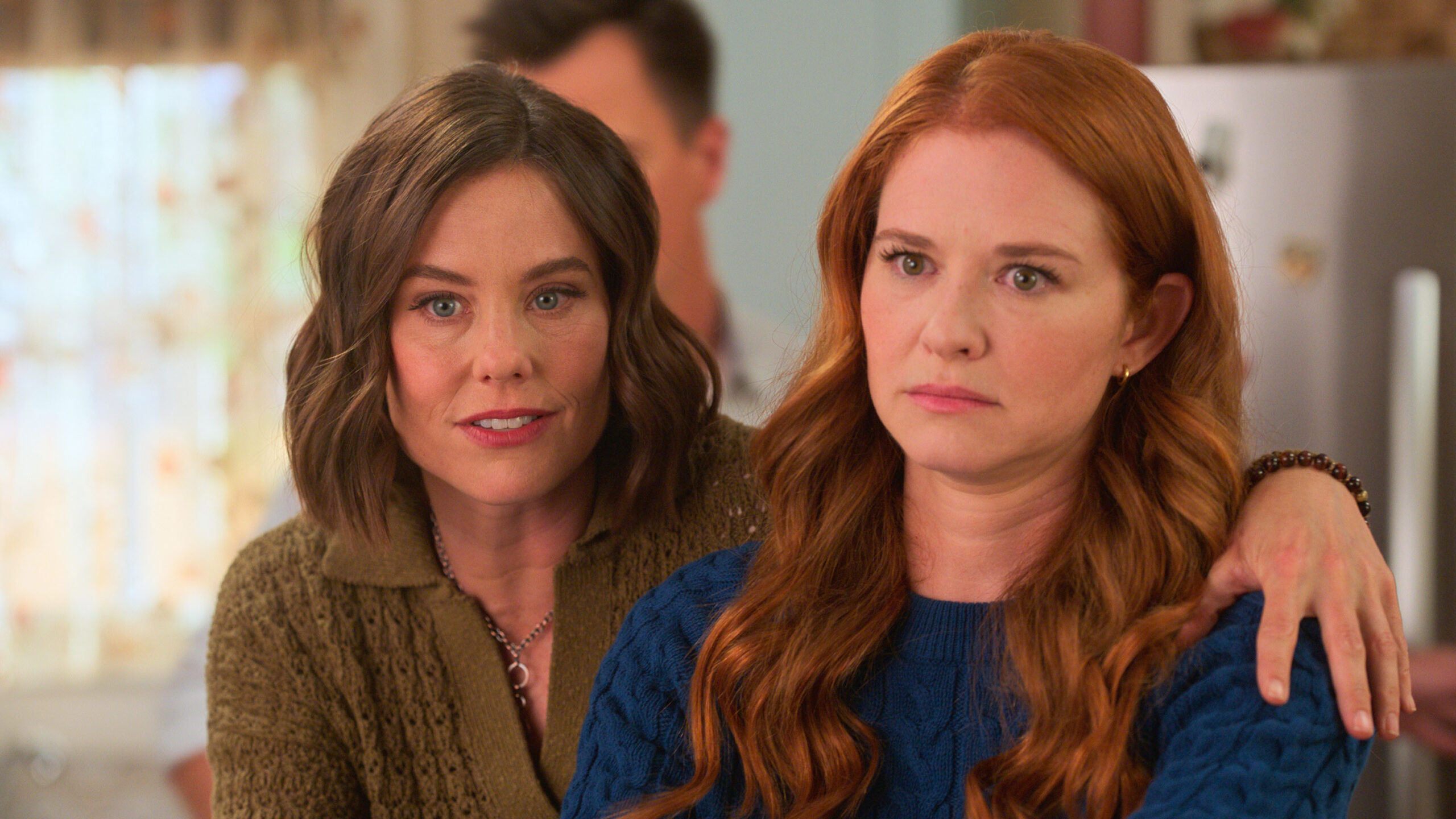 Ashley Williams e Sarah Drew in Ambra Chiaro 1x05 [credit: courtesy of Apple]