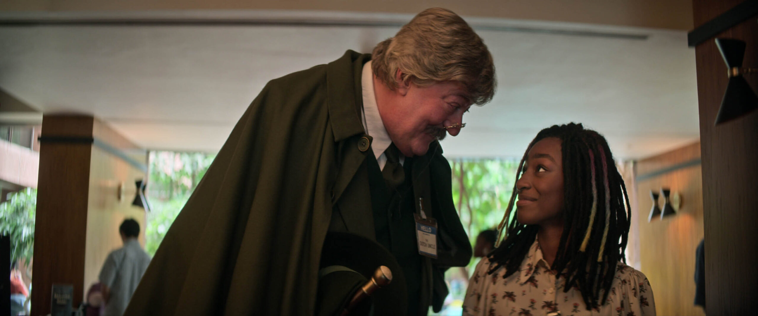 Stephen Fry come Gilbert, Vanesu Samunyai come Rose Walker in The Sandman 1x09 [credit: courtesy of Netflix]