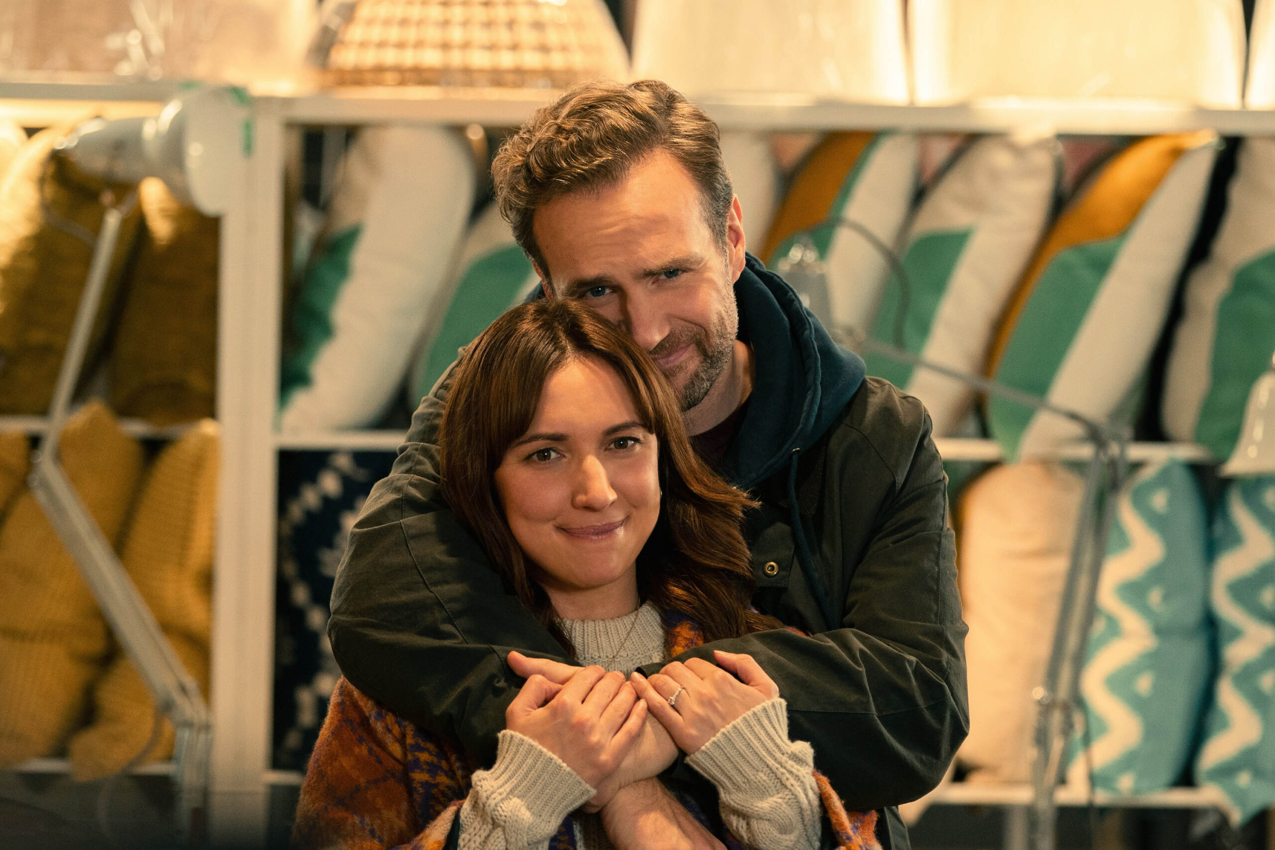 Rafe Spall e Esther Smith in Trying 3x01 [credit: Ben Meadows; courtesy of Apple TV Plus]