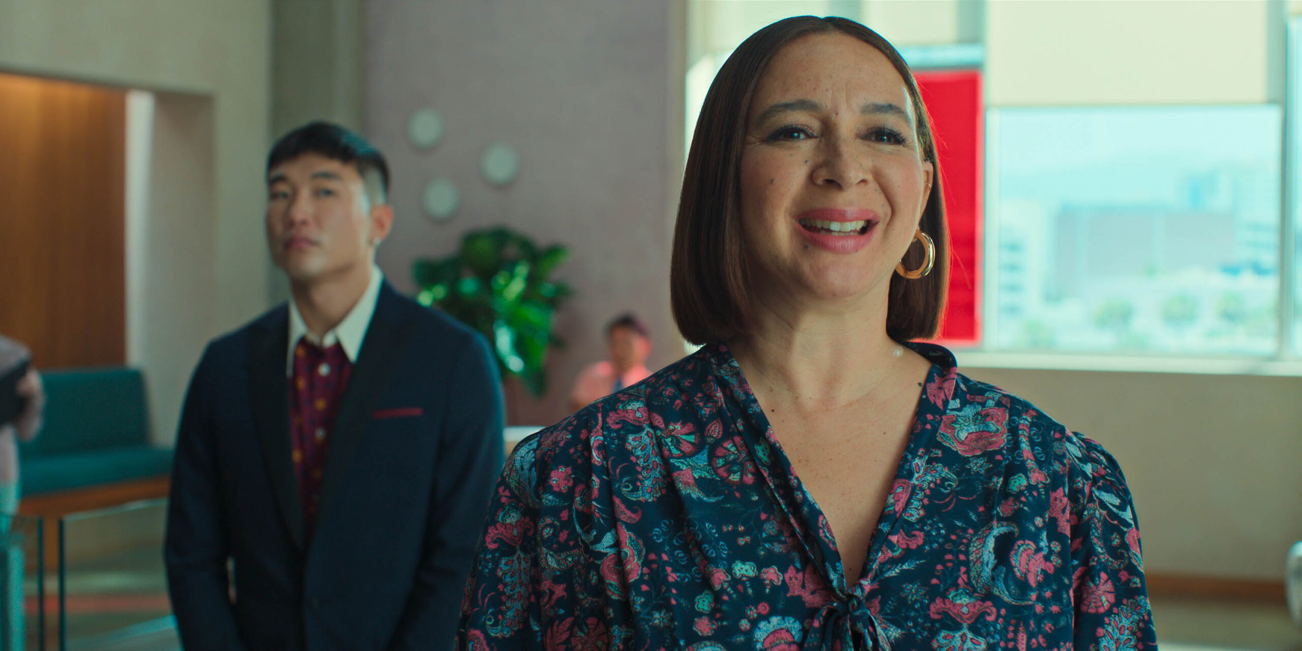 Joel Kim Booster e Maya Rudolph in Loot - Una fortuna 1x02 [credit: courtesy of Apple]