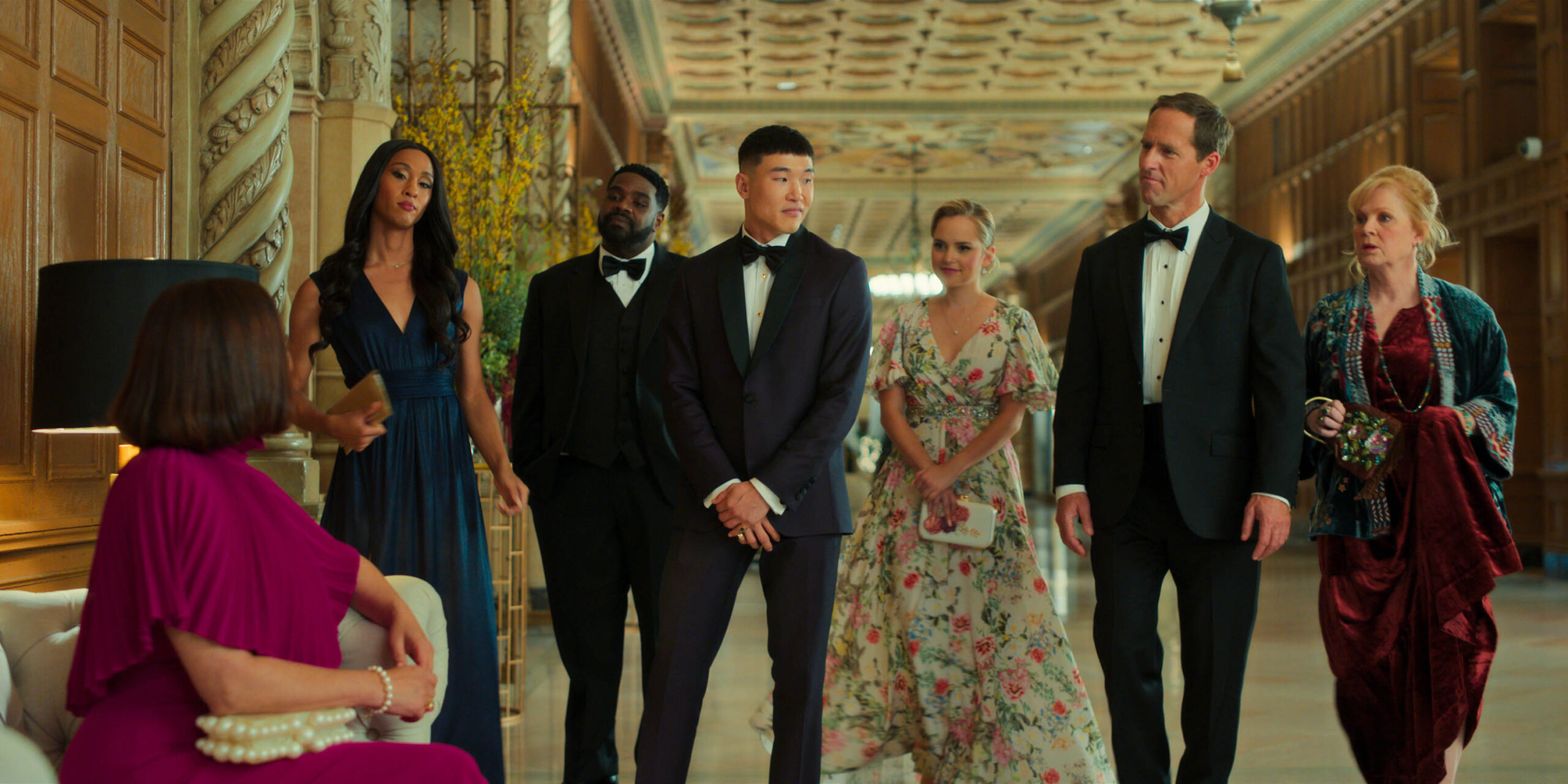 Michaela Jaé Rodriguez, Ron Funches, Joel Kim Booster, Stephanie Styles, Nat Faxon e Meagen Fay in Loot - Una fortuna 1x06 [credit: courtesy of Apple]