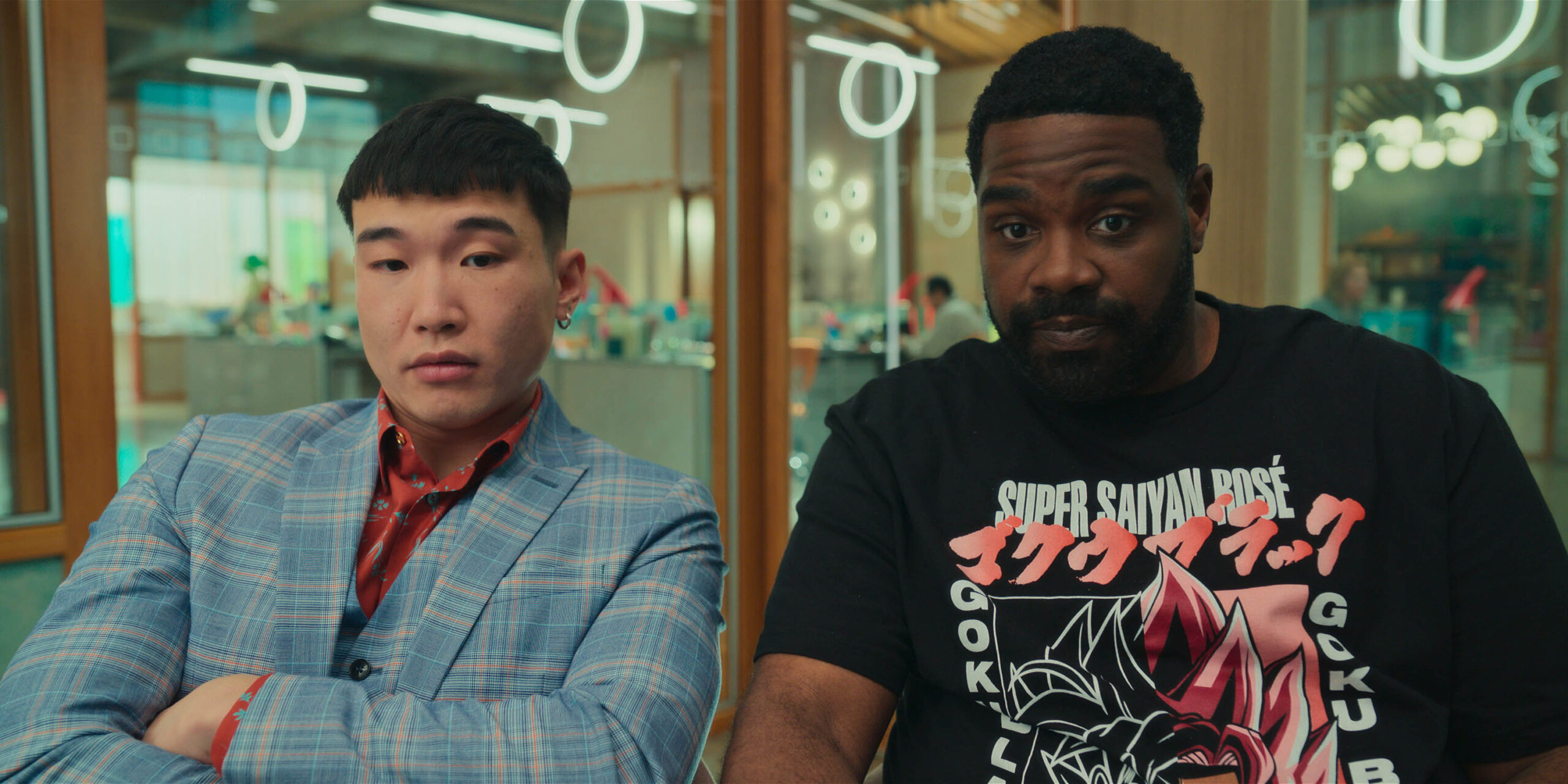 Joel Kim Booster e Ron Funches in Loot - Una fortuna 1x09 [credit: courtesy of Apple]