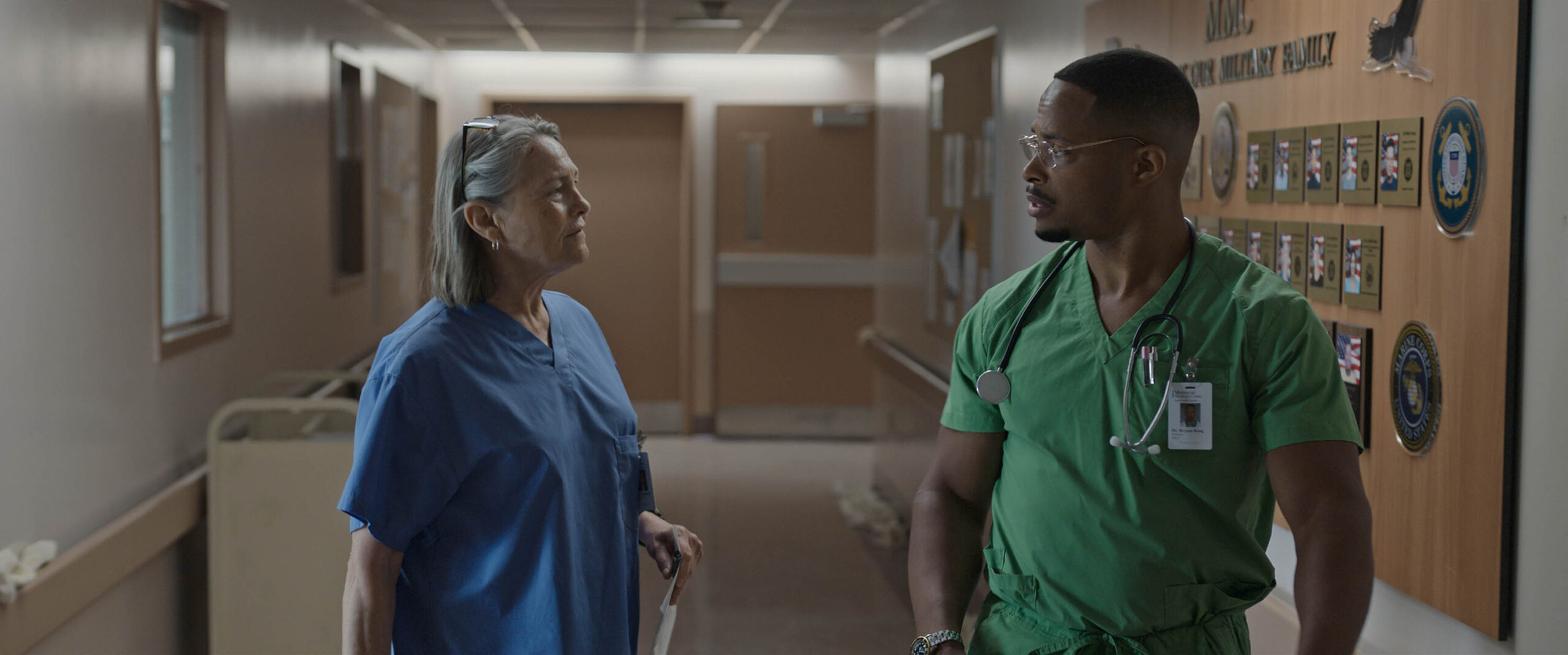 Cherry Jones e Cornelius Smith Jr. in Cinque giorni al Memorial 1x02 [credit: courtesy of Apple]