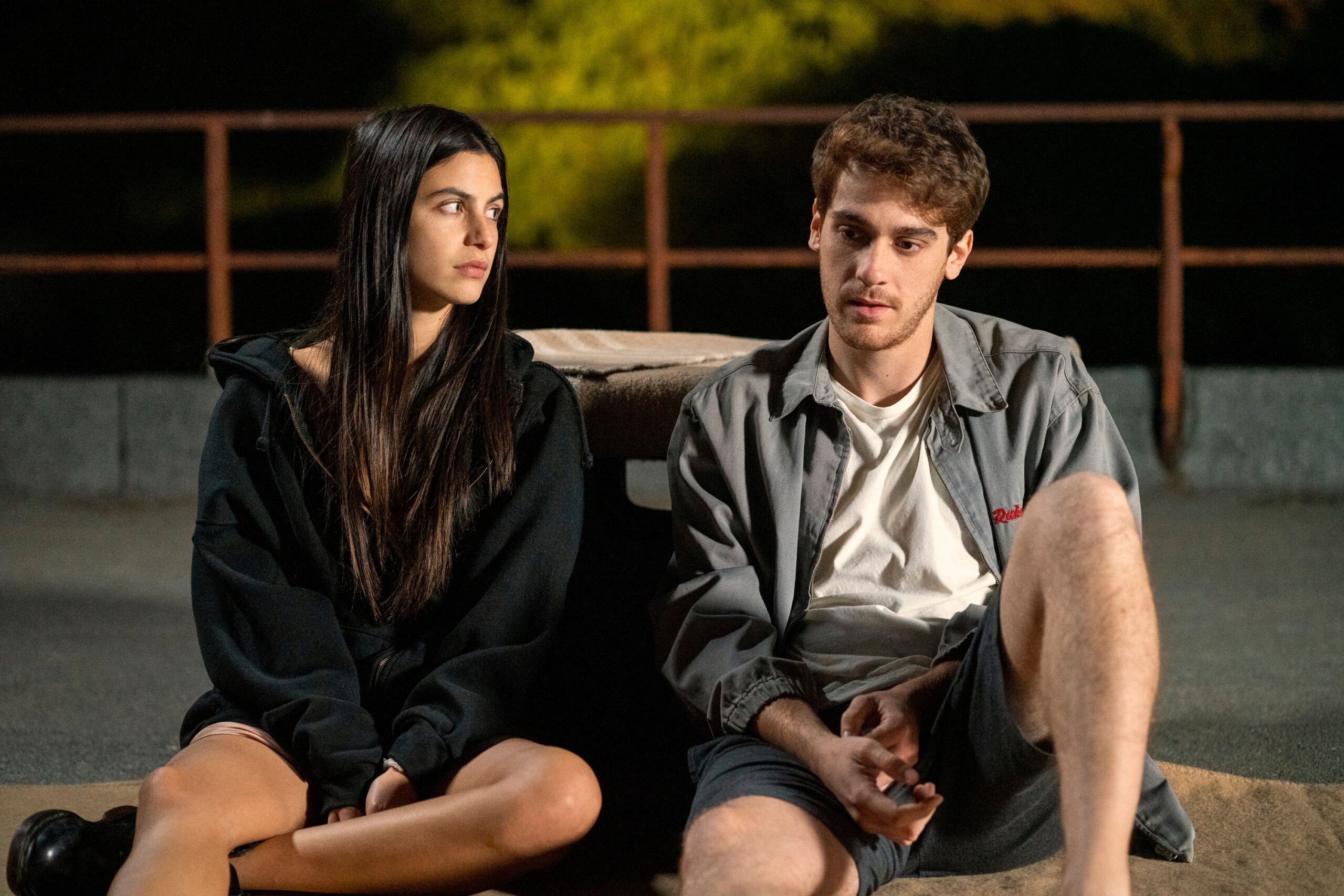 (S-D) Fotinì Peluso come Nina, Federico Cesari come Daniele in Tutto chiede salvezza 1x05 [credit: Andrea Pirrello/Netflix; Copyright 2022 Netflix, Inc; courtesy of Netflix]