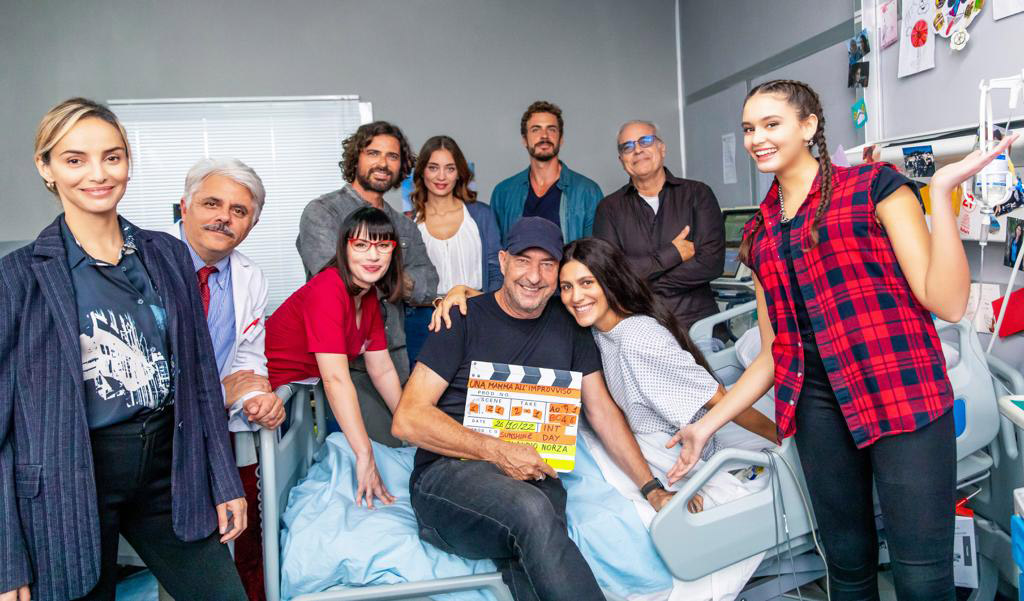 Giuliana Bevilacqua (Claudia), Simone Corrente (Giuliano), Elena Cucci (Fiorenza), Margaret Madè (Vittoria), Dino Abbrescia (Benpieri), Crisula Stafida (Virginia), Enzo De Caro (Nino), Cecilia Dazzi (Anna), Regista Claudio Norza sul set di Una mamma all'improvviso - foto ufficiale [credit: courtesy of Mediaset]