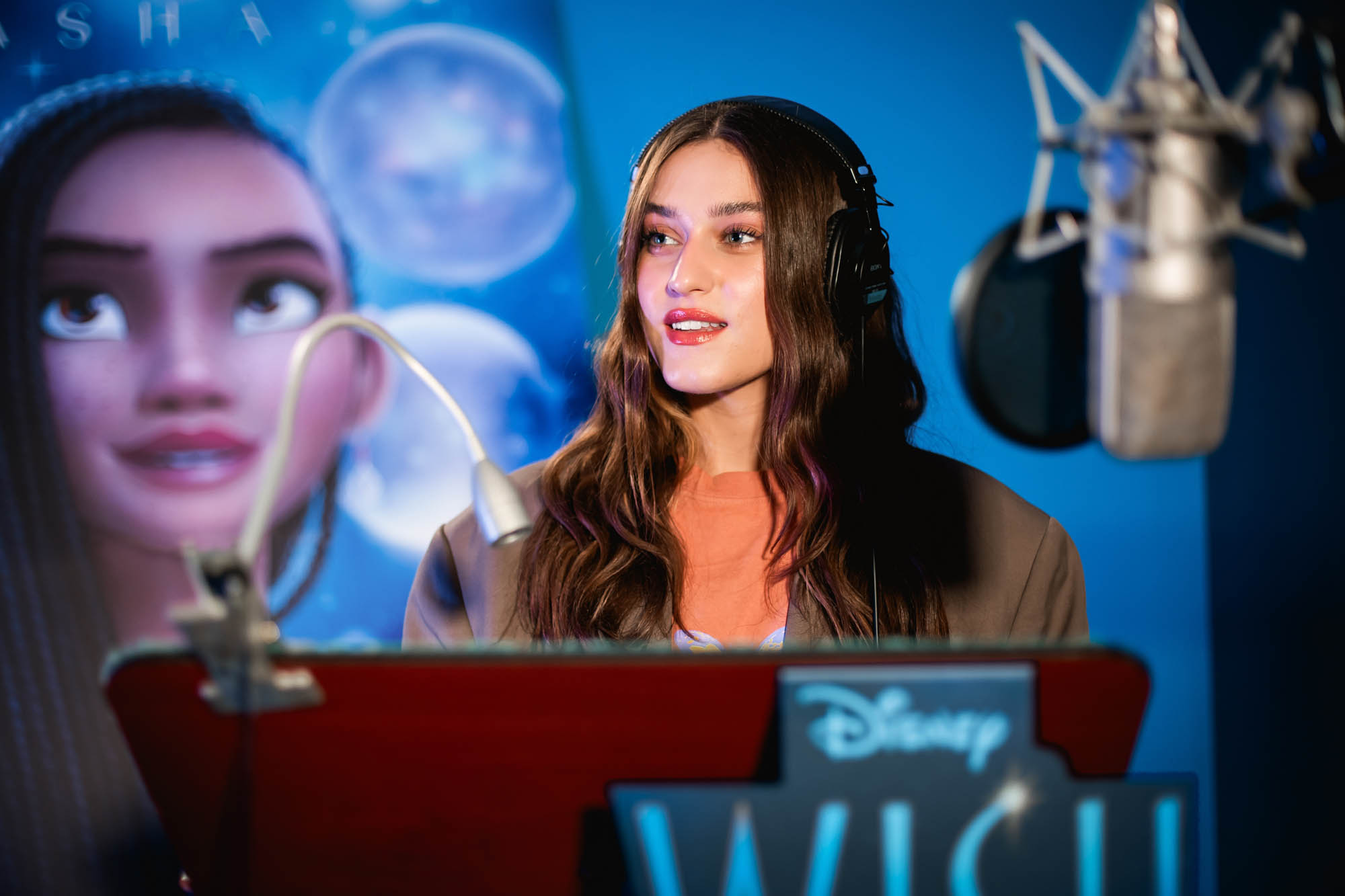 Gaia in sala doppiaggio per prestare la voce a Asha nel film Disney WISH [credit: Giulia Parmigiani; courtesy of Disney]