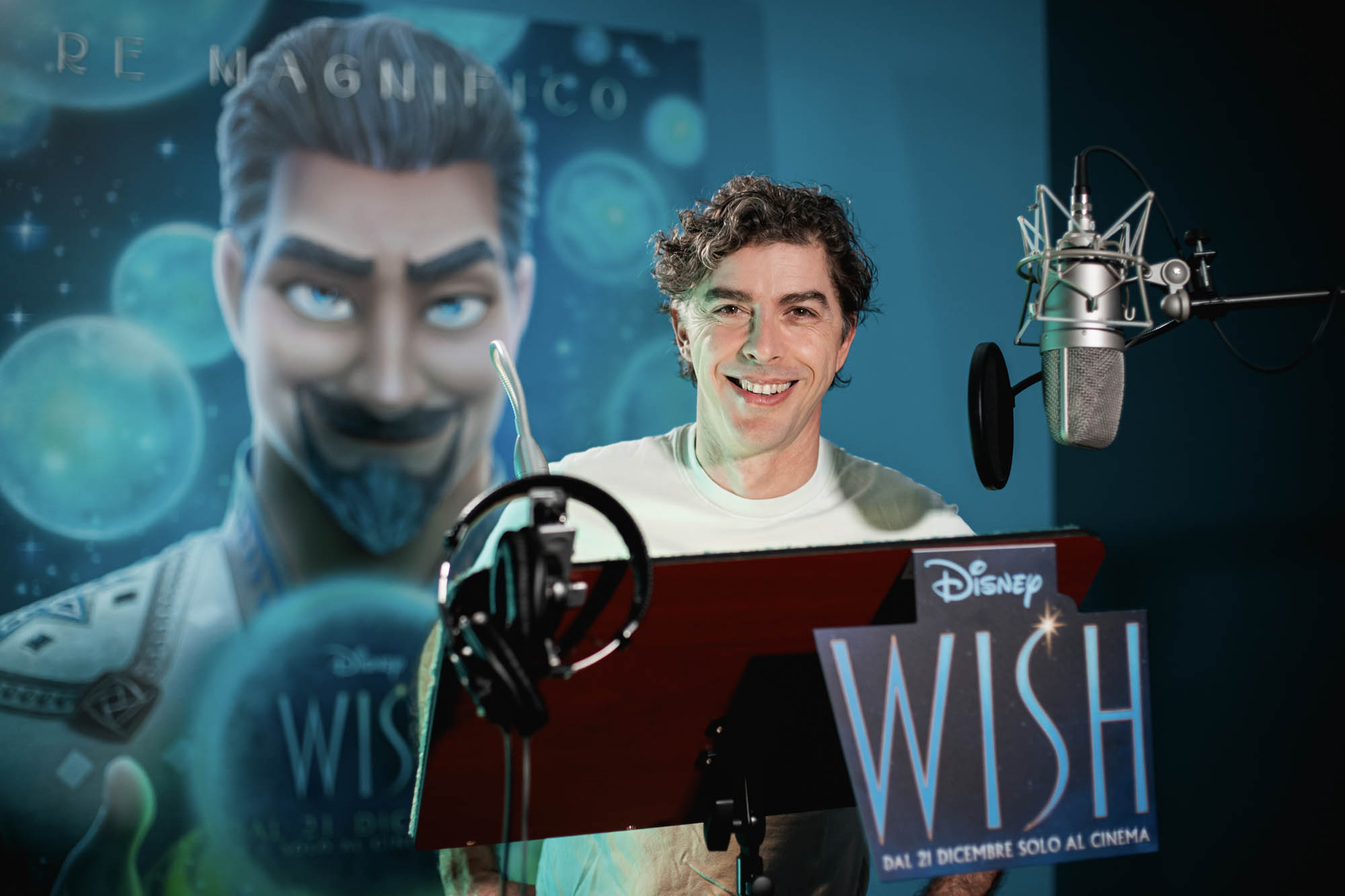 Michele Riondino in sala doppiaggio per prestare la voce a Re Magnifico nel film Disney WISH [credit: Giulia Parmigiani; courtesy of Disney]